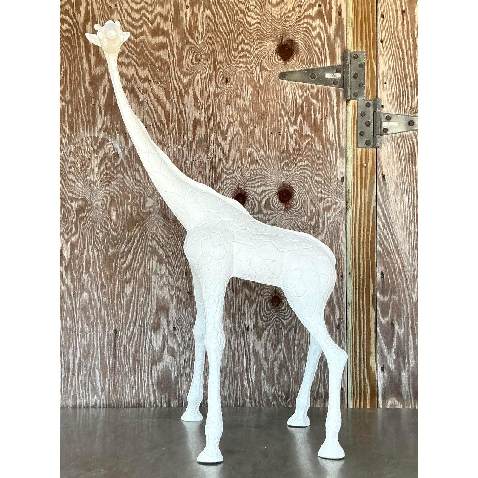 Fantaisiste et imposante, cette sculpture de girafe en plâtre boho vintage apporte une élégance ludique et un impact sculptural à n'importe quelle pièce. D'une hauteur impressionnante de 38,75 pouces, ses proportions exagérées et sa finition