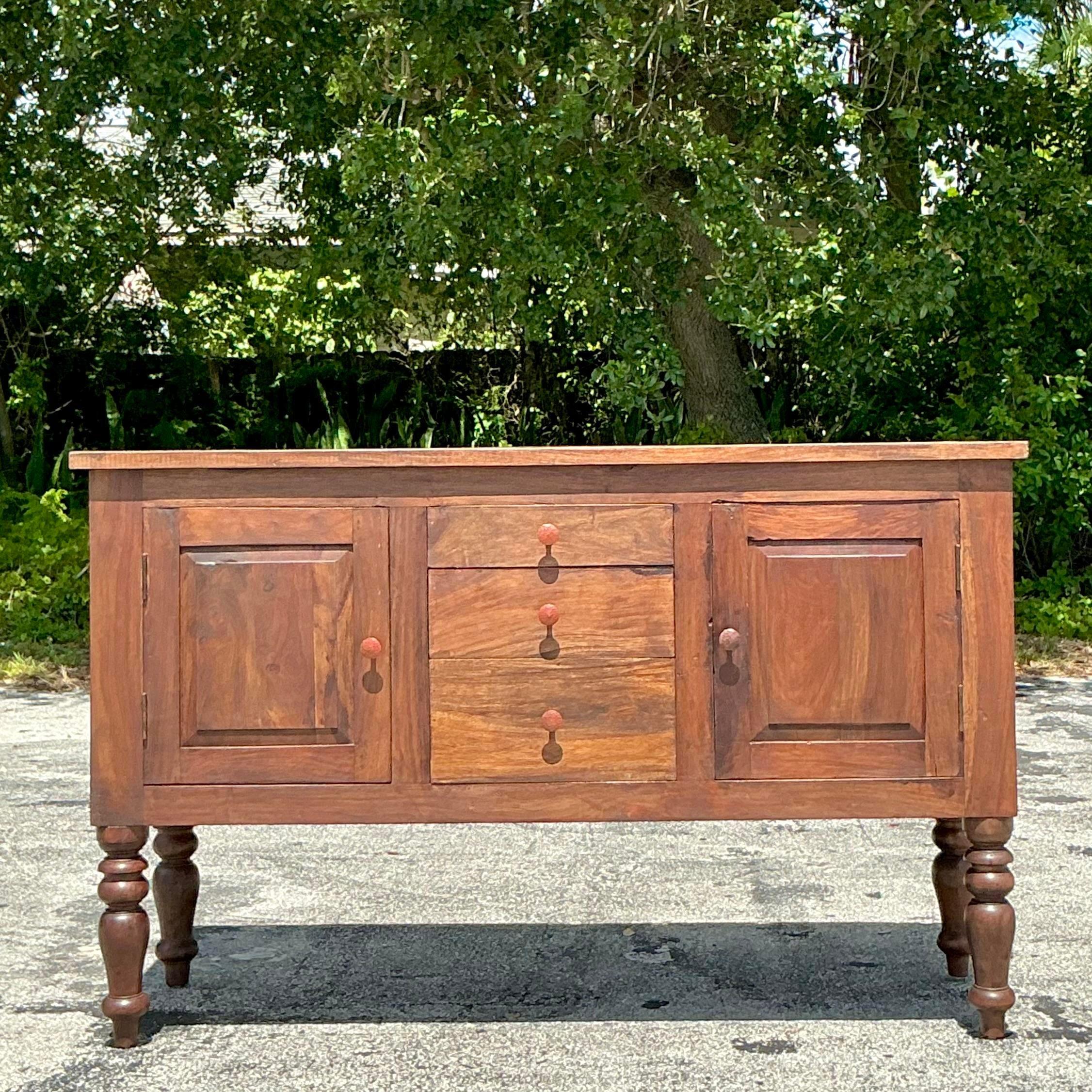 La Credenza Vintage Boho Rustic combina el encanto bohemio con el atractivo rústico, ofreciendo un amplio espacio de almacenamiento y un aspecto único y ecléctico. Perfecto para añadir carácter a cualquier espacio, este aparador combina el estilo