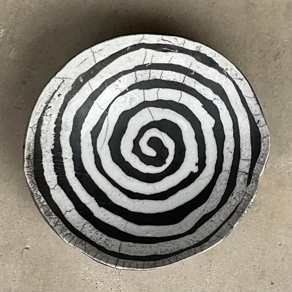 Eine hervorragende Vintage Boho Studio Keramik Schüssel. Ein schickes Spiraldesign des Künstlers C. heck. Signiert auf der Unterseite. Erworben aus einem Nachlass in Palm Beach