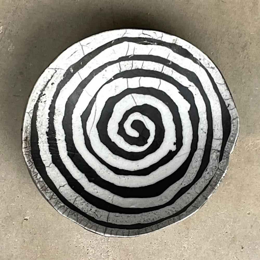 Vintage Boho Spiral Studio Pottery-Schale aus dem späten 20. Jahrhundert, signiert C. Heck, Vintage im Zustand „Gut“ im Angebot in west palm beach, FL
