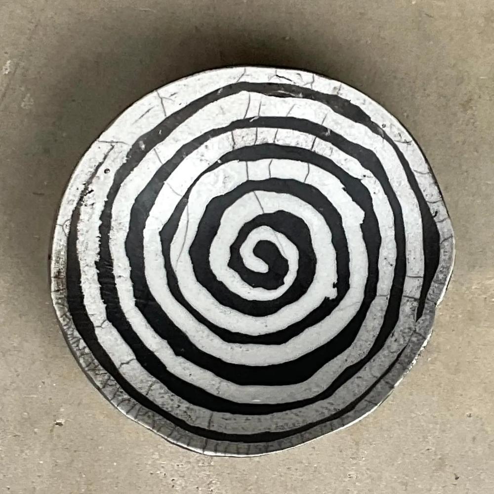Vintage Boho Spiral Studio Pottery-Schale aus dem späten 20. Jahrhundert, signiert C. Heck, Vintage (Töpferwaren) im Angebot