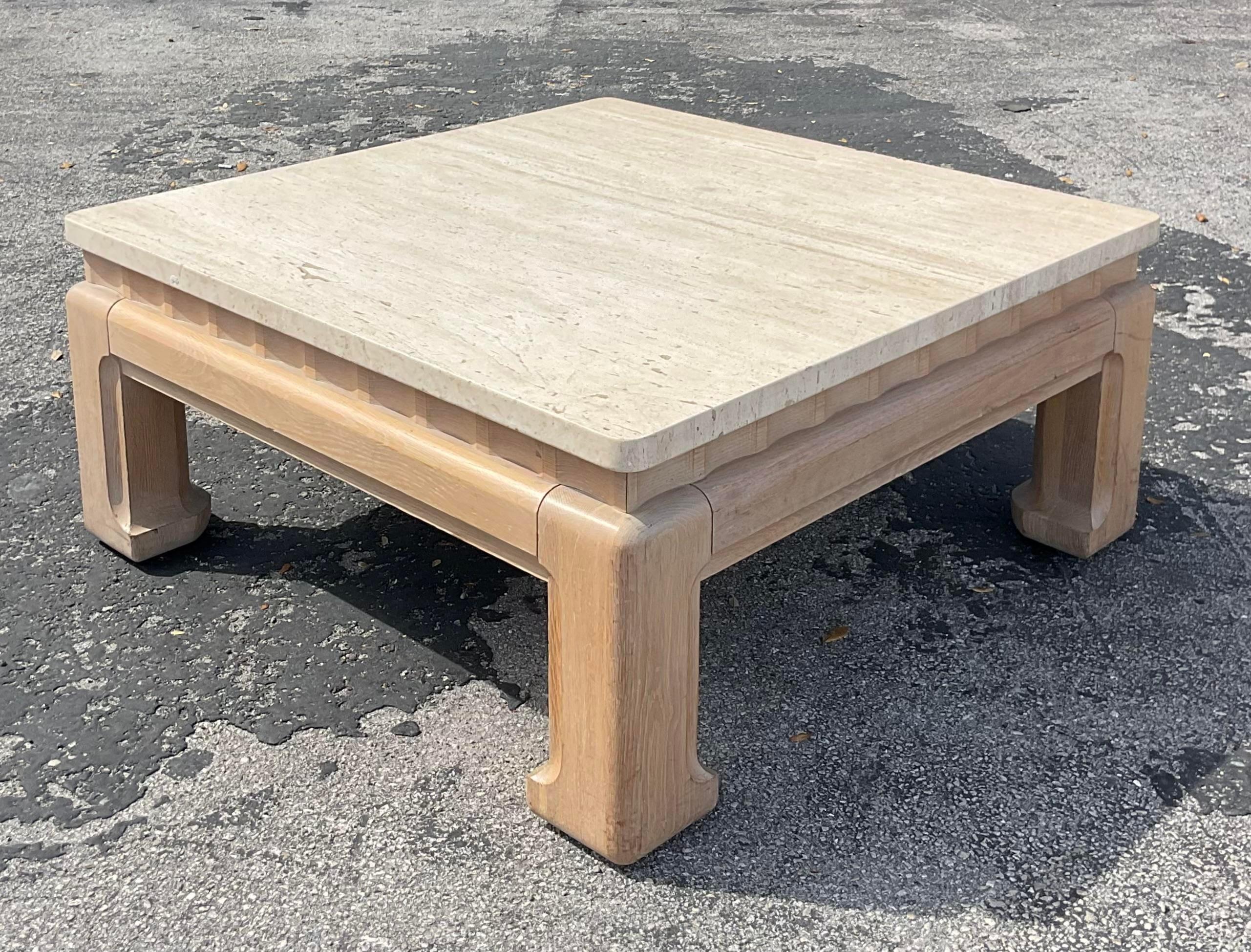 Une fantastique table basse Boho vintage. Un plateau en travertin chic sur un cadre classique en bois lavé Ming. Acquis d'une propriété de Palm Beach.