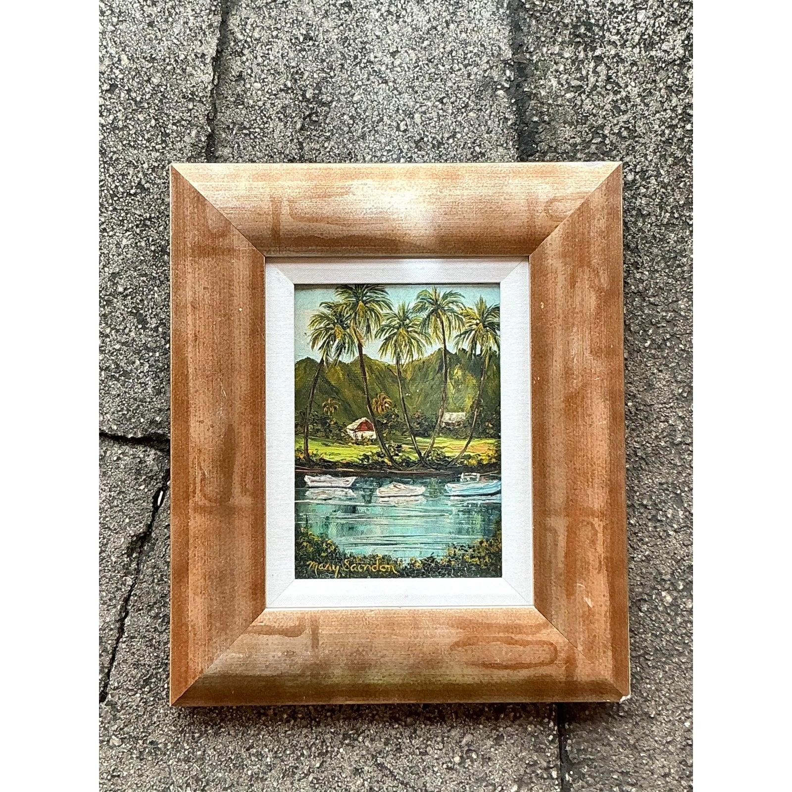Fuggi in un tranquillo paradiso con questo incantevole dipinto vintage originale di paesaggio marino tropicale su tela. Questa deliziosa opera d'arte cattura l'essenza di un'isola idilliaca, con palme lussureggianti, serene acque blu punteggiate da