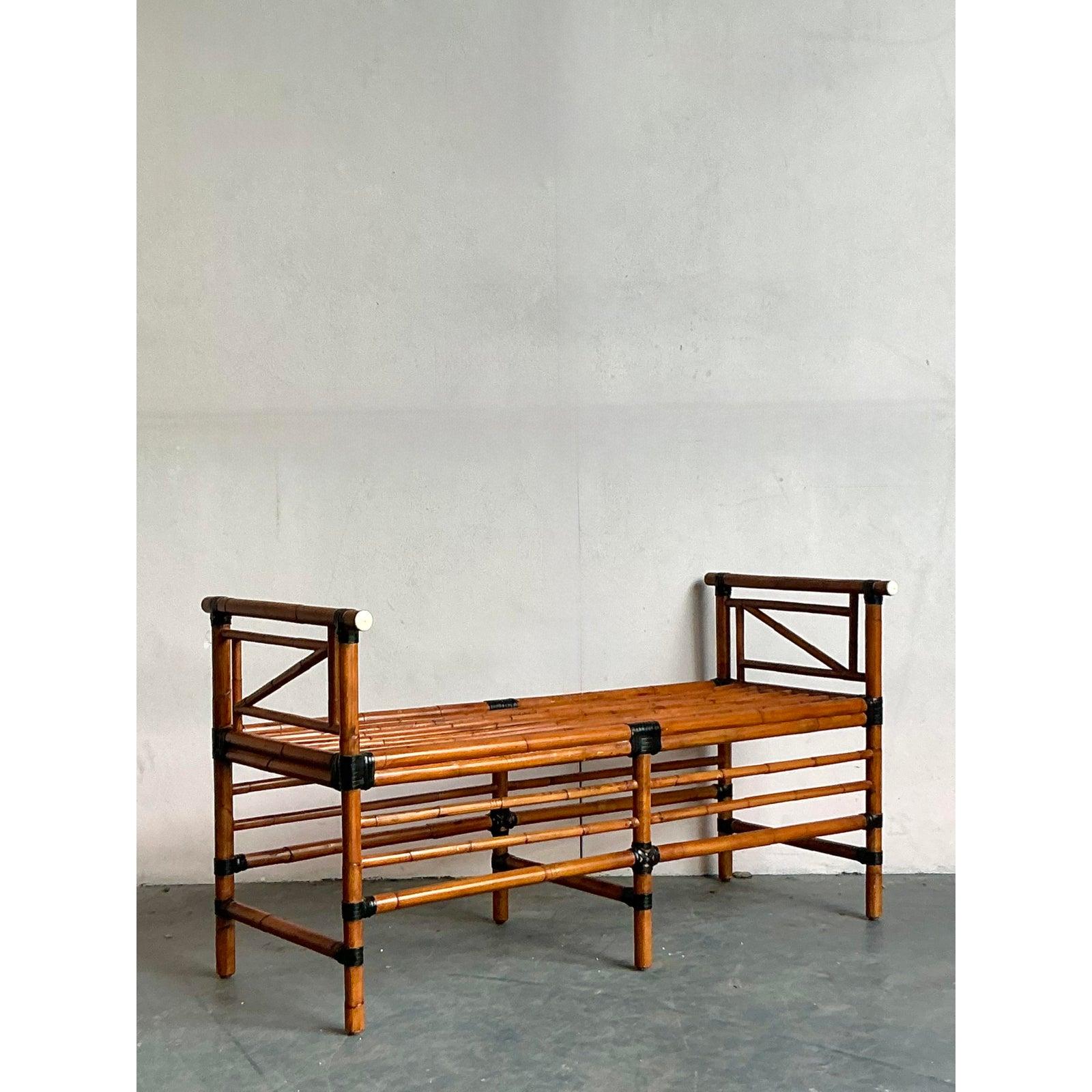 Descubre la relajada elegancia de este banco vintage de ratán envuelto en estilo boho, una pieza encantadora que combina sin esfuerzo texturas naturales con un diseño funcional. Fabricado en los años 70, este banco encarna la estética de espíritu