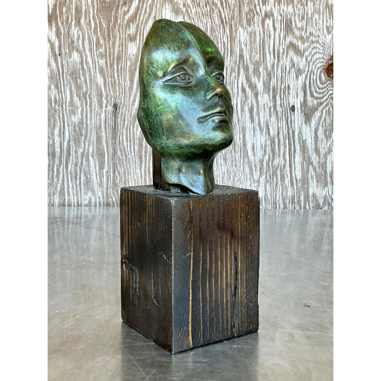 Découvrez la beauté irrésistible de la forme abstraite avec cette sculpture en bronze vintage représentant une tête de femme. Fabriquée en bronze, la sculpture présente des plans à facettes et des traits stylisés frappants qui créent un sentiment