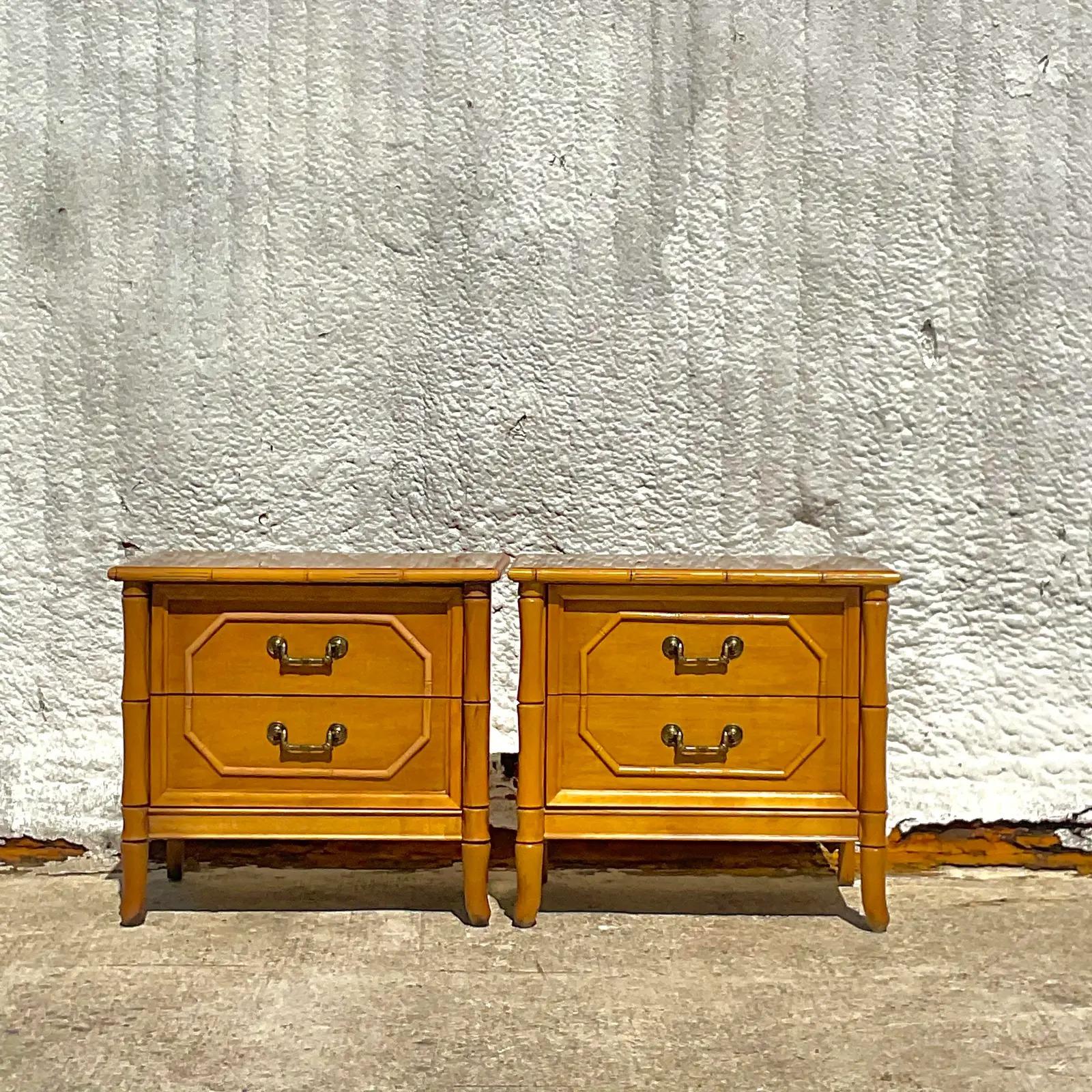 Nord-américain Paire de tables de nuit en faux bambou de Broyhill Furniture de la fin du 20e siècle en vente