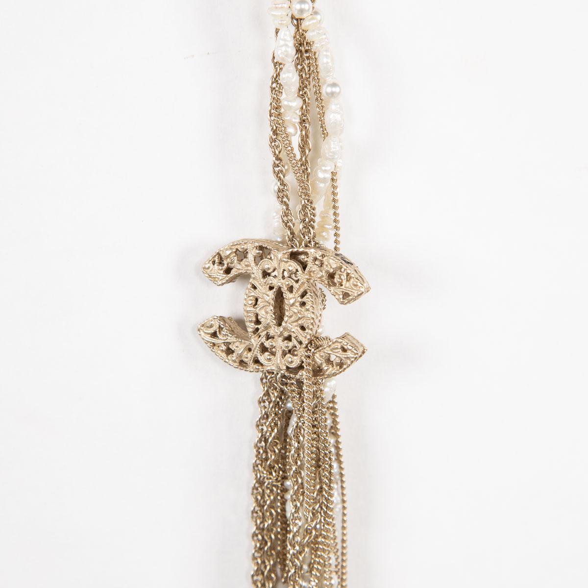 A really eye-catching sautoir (or long necklace) finished in twisted gold coloured metal chains, faux pearls and white wool. A lovely vintage piece of costume jewellery, extremely en vogue and sure to liven any attire, whether it’s the classic black