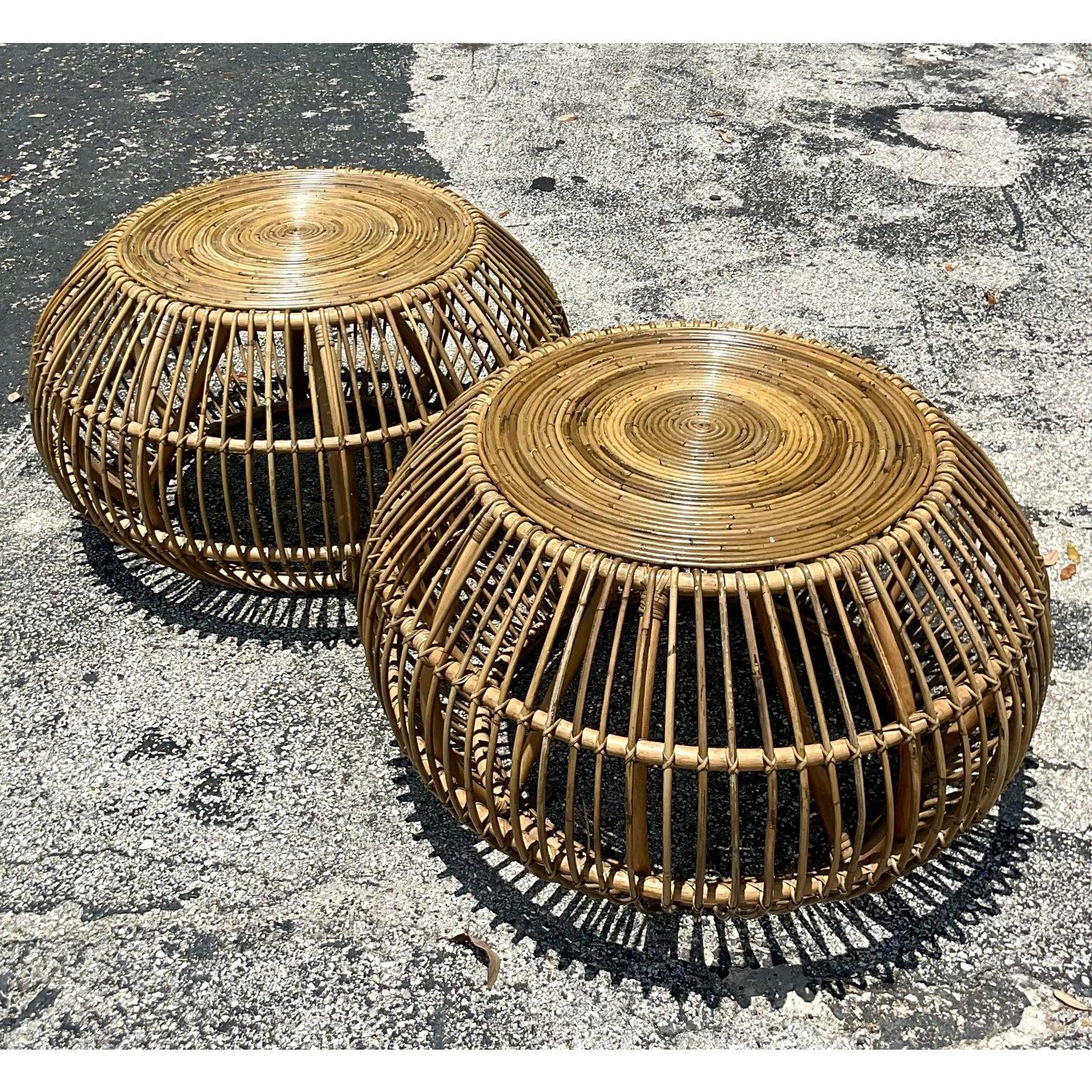 Une fantastique paire de tables d'appoint Vintage By. Magnifique rotin courbé dans une finition sage chic. A la manière de Franco Albini. A utiliser comme table d'appoint, table basse ou table de nuit. C'est vous qui décidez ! Acquis d'une propriété