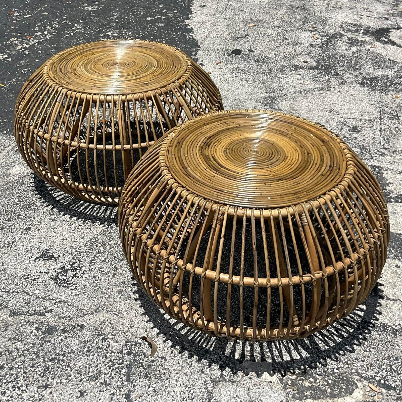 Philippin Paire de tables d'appoint en rotin courbé de style côtier de la fin du 20e siècle, d'après Albini en vente