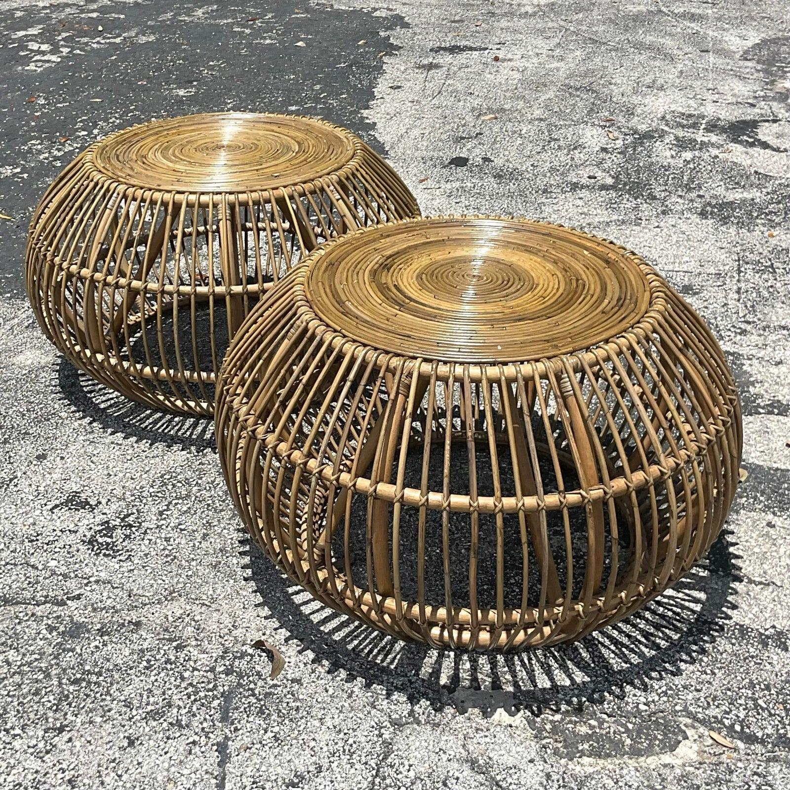 20ième siècle Paire de tables d'appoint en rotin courbé de style côtier de la fin du 20e siècle, d'après Albini en vente