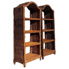 Etagere in rattan intrecciato della fine del XX secolo - una coppia