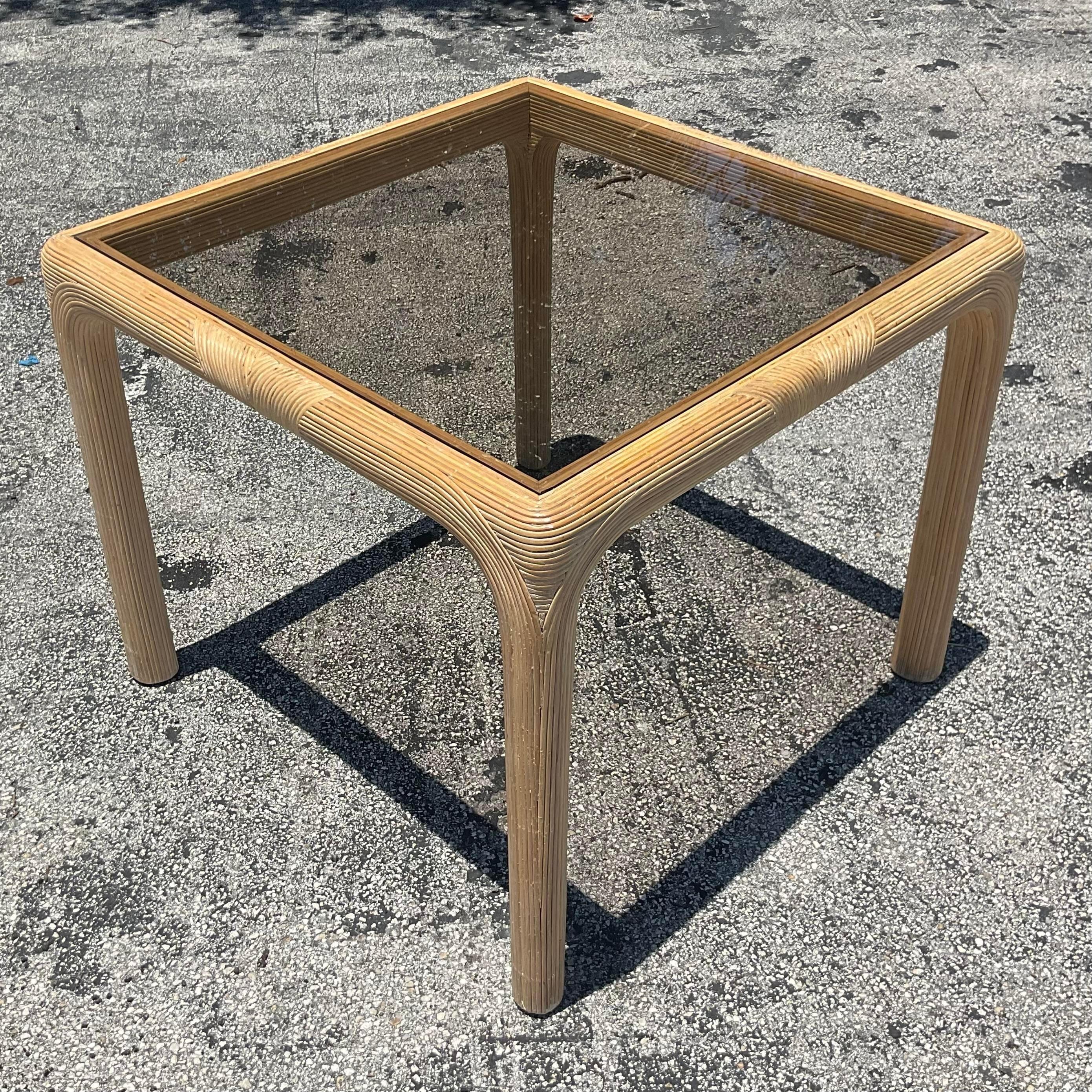 Ein wunderschöner Spieltisch im Vintage-Stil. Schicker Rahmen aus gebranntem Bleistiftschilf mit eingesetzter Rauchglasscheibe. Erworben aus einem Nachlass in Palm Beach.