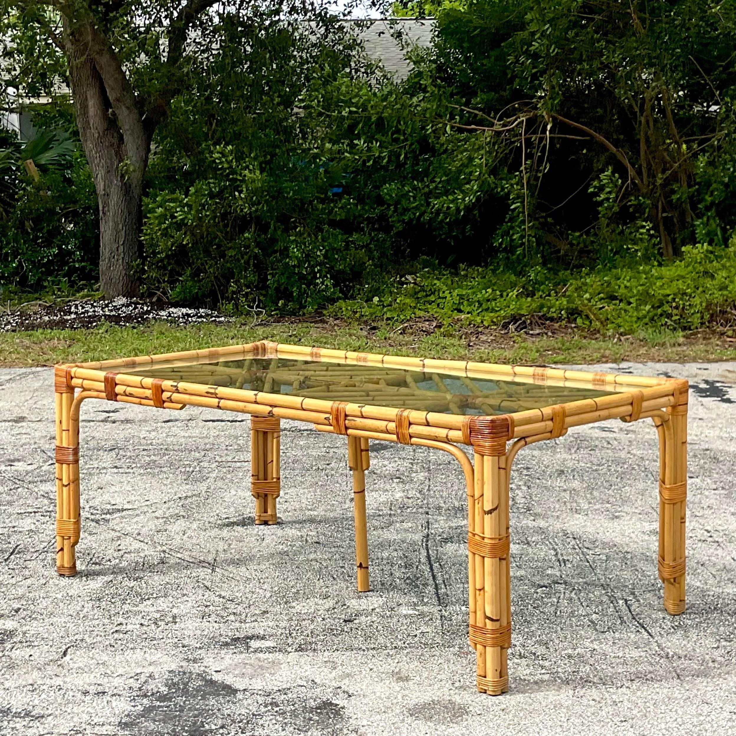 Philippin Table de salle à manger en bambou à chevrons de style côtier de la fin du 20e siècle en vente