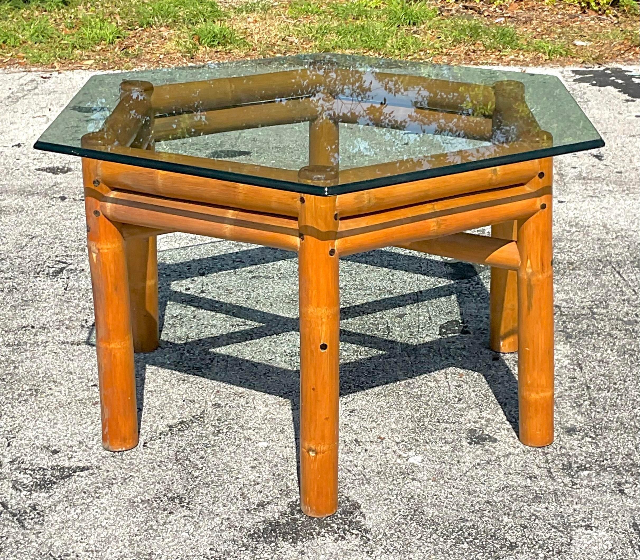 Infusez un charme côtier à votre salle à manger grâce à cette table octogonale vintage, fabriquée en bambou éléphant. Une pièce remarquable de style américain qui allie la beauté naturelle à un design unique pour une touche d'élégance en bord de mer.