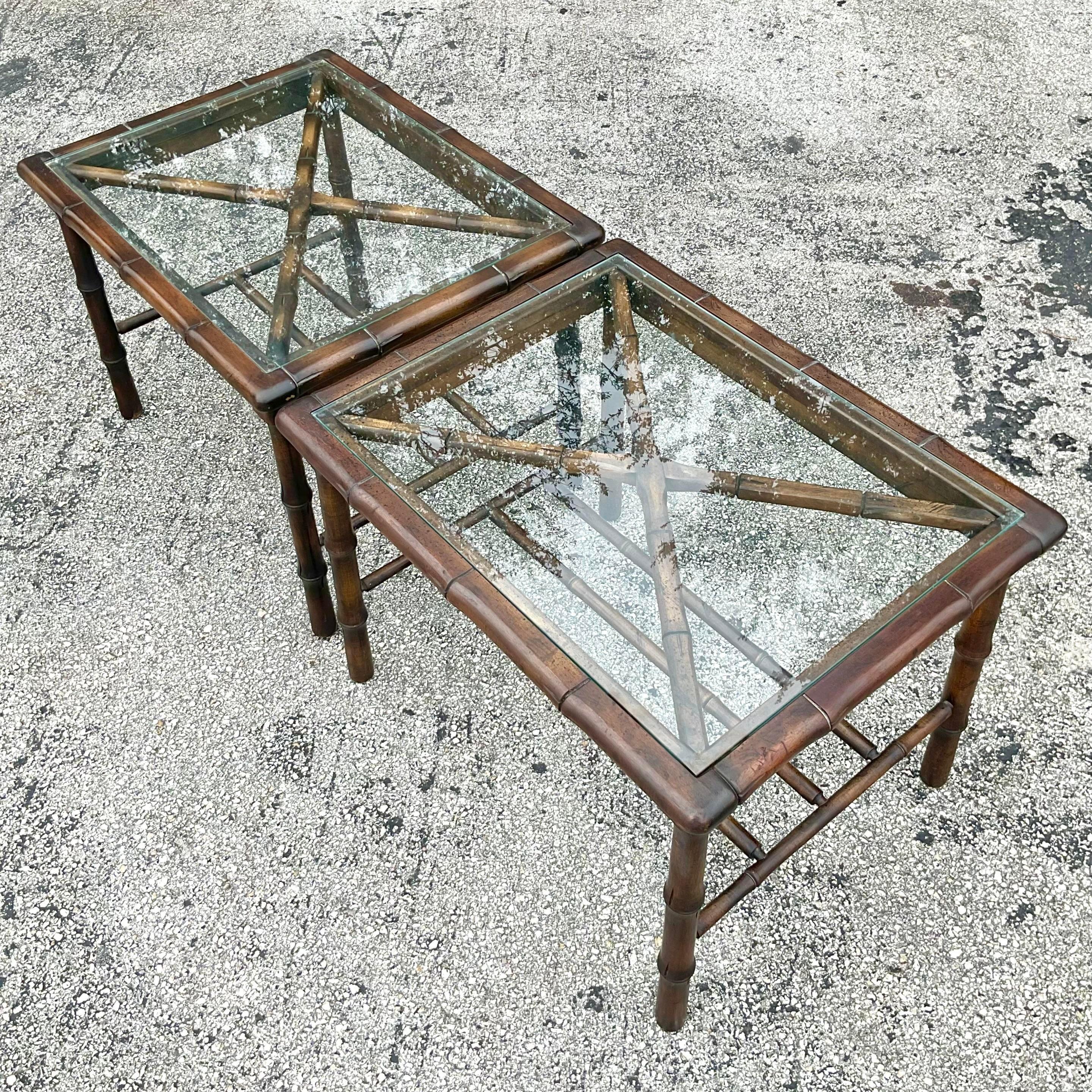 Verbessern Sie Ihr Küstendekor mit diesem Paar Vintage Coastal Faux Bamboo Side Tables. Mit ihrem von Bambus inspirierten Design bringen diese Tische eine luftige, tropische Atmosphäre in jeden Raum, ohne dabei auf Eleganz zu verzichten. Die Rahmen
