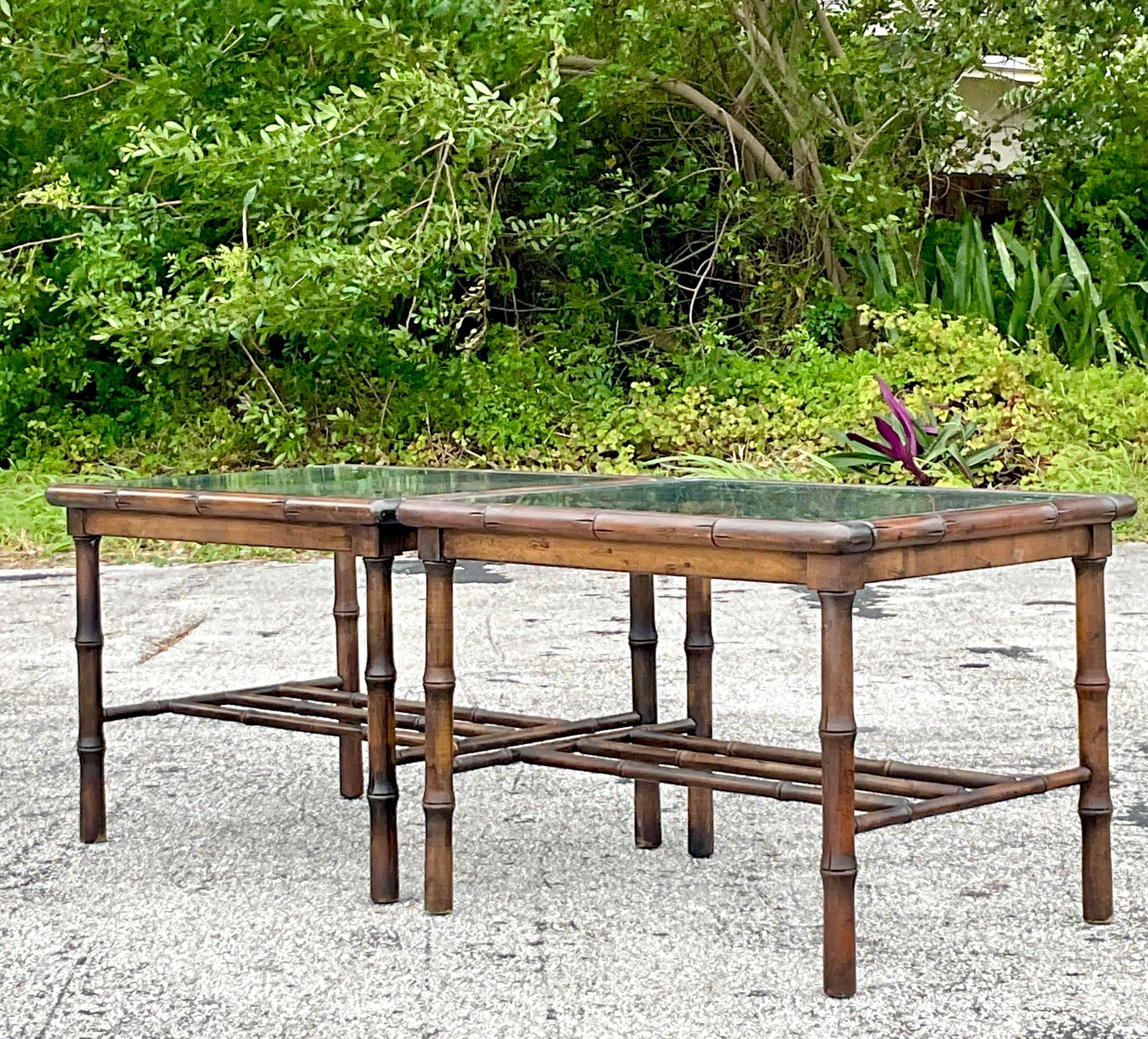 Vintage-Beistelltische aus Kunstbambus mit Coastal-Muster des späten 20. Jahrhunderts – ein Paar (amerikanisch) im Angebot