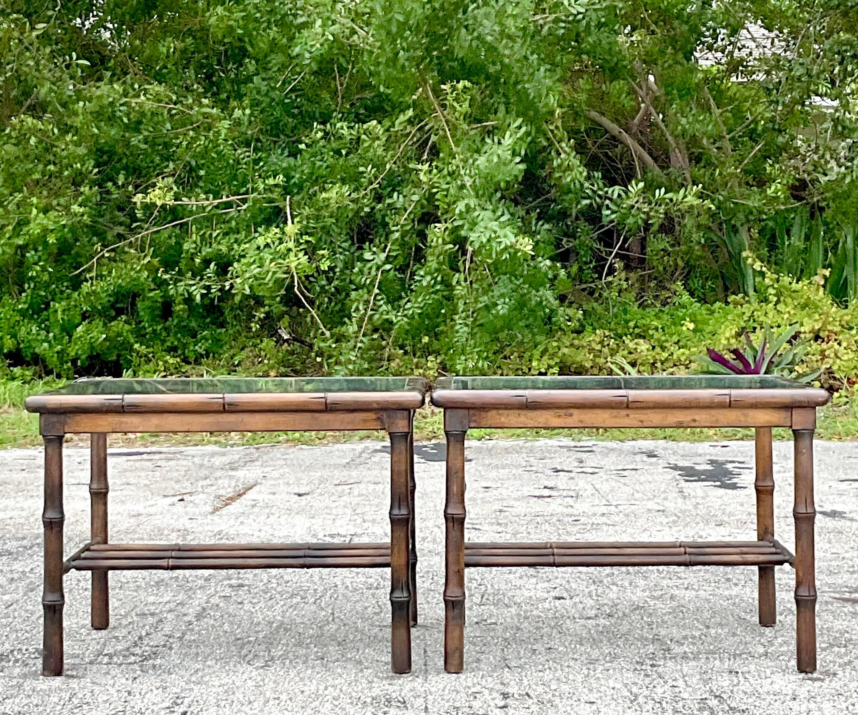 Vintage-Beistelltische aus Kunstbambus mit Coastal-Muster des späten 20. Jahrhunderts – ein Paar im Zustand „Gut“ im Angebot in west palm beach, FL