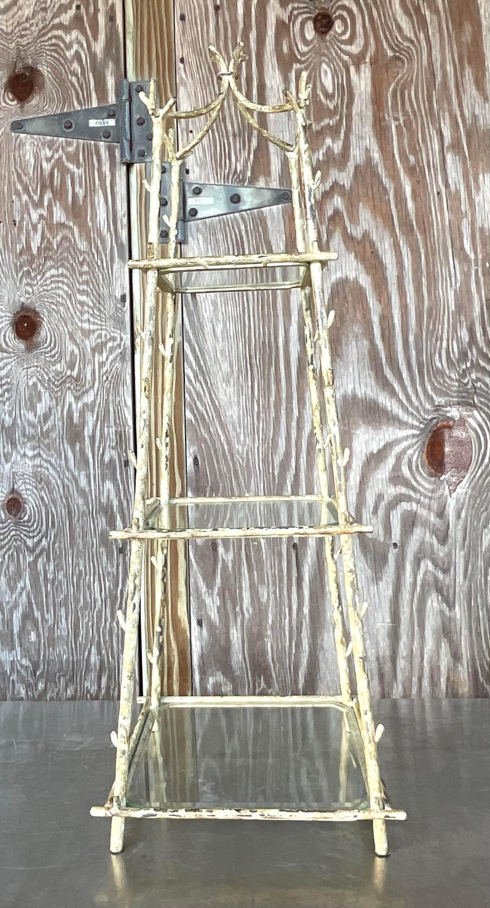 Eine fabelhafte Vintage Boho Tischplatte Etagere. Ein schickes Faux-Bois-Design in gewaschener Ausführung. Perfekt für Gäste oder um Ihre besonderen Sammlungen hervorzuheben. Erworben aus einem Nachlass in Palm Beach