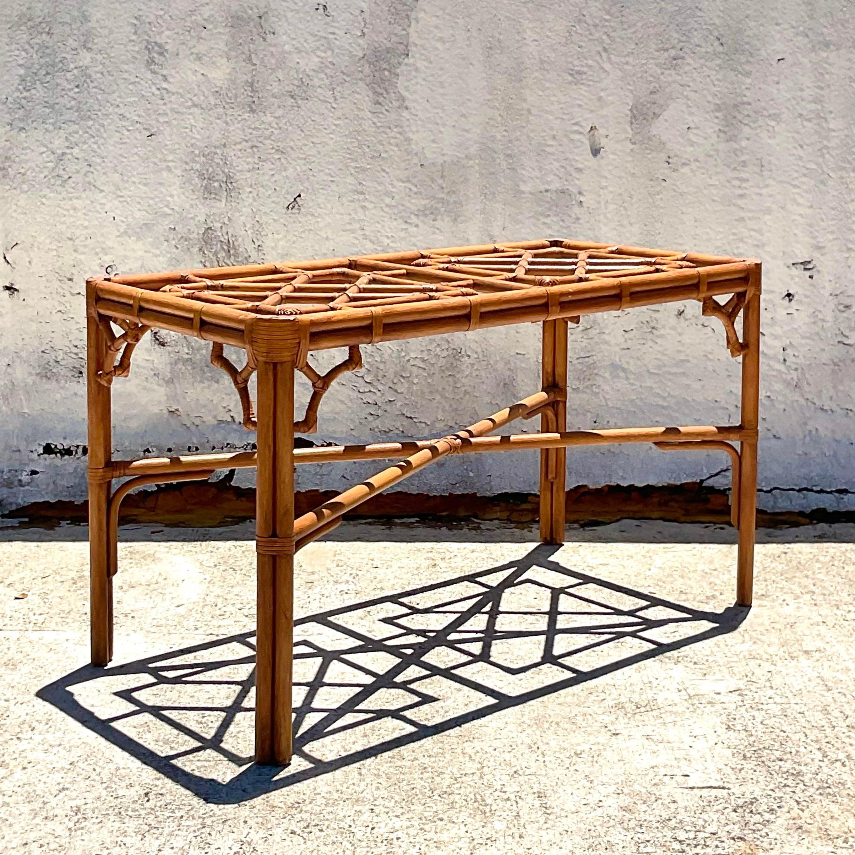 Arricchisci la tua zona pranzo con il tavolo da pranzo Vintage Coastal Fretwork Rattan Pedestal. Realizzato in stile americano, questo piedistallo vanta un'intricata lavorazione a traforo e una resistente struttura in rattan, per aggiungere un tocco