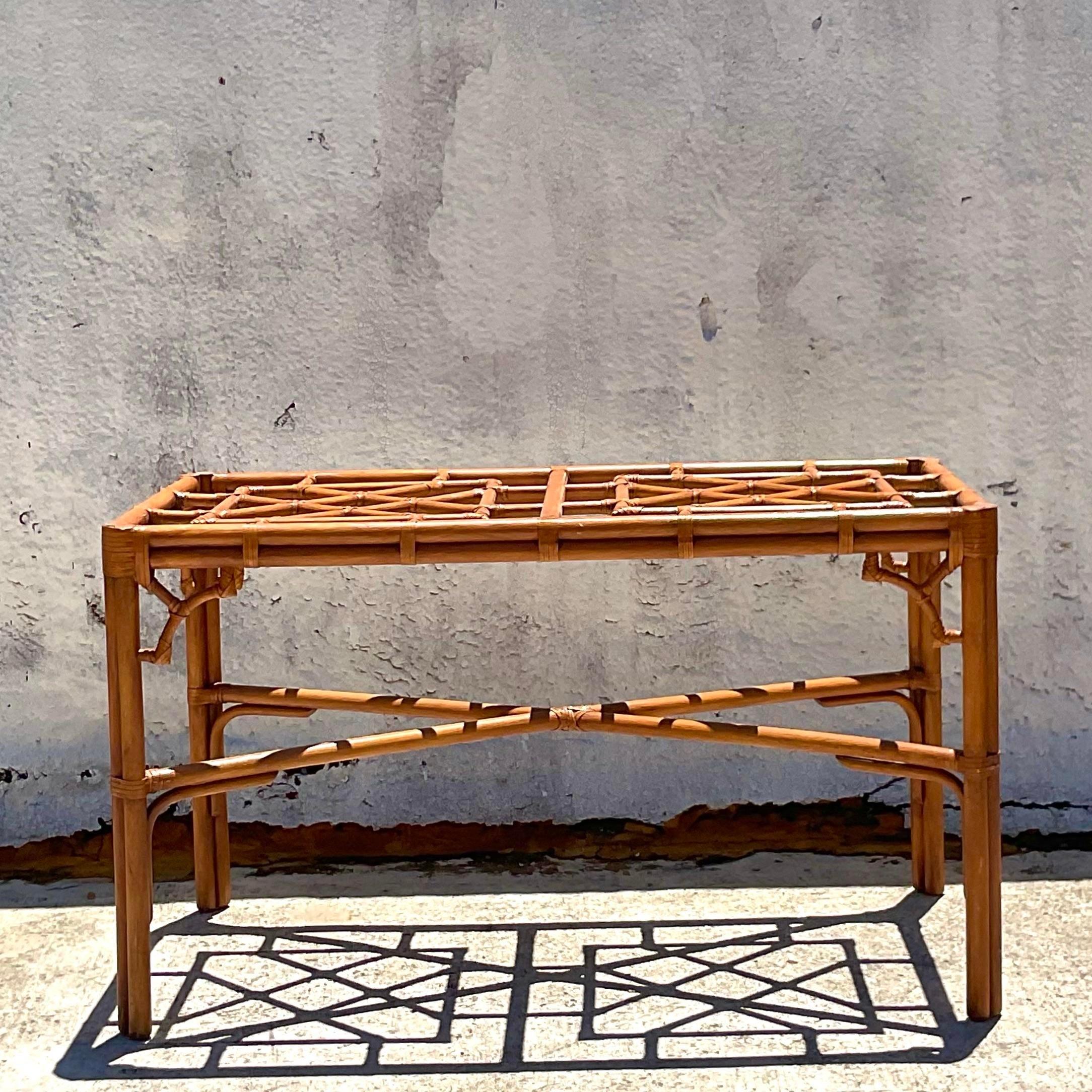 Rattan Tavolo da pranzo in rattan traforato di fine '900 con piedistallo in vendita