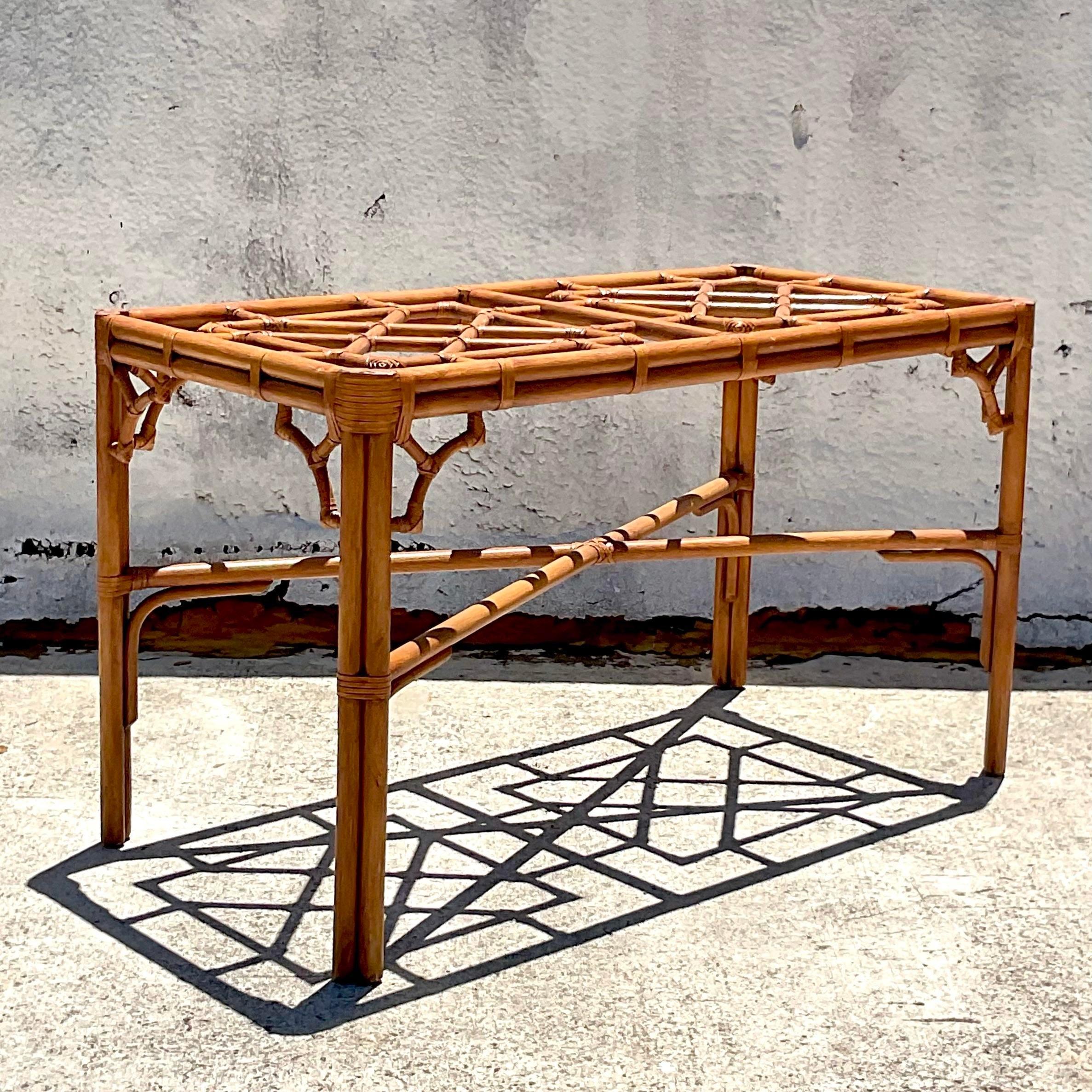 Tavolo da pranzo in rattan traforato di fine '900 con piedistallo in vendita 1