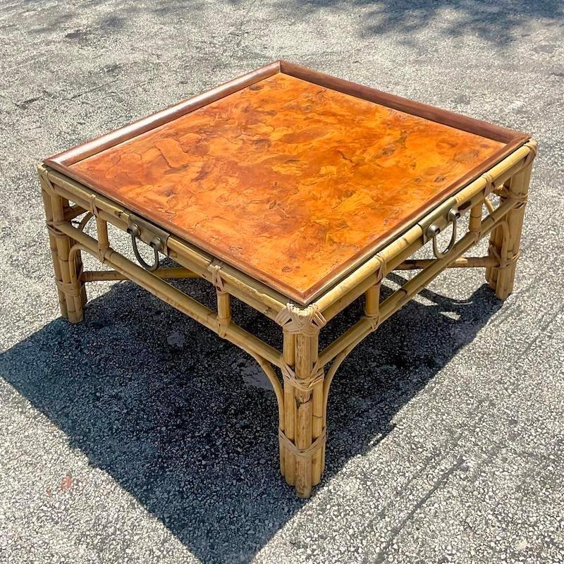 Une incroyable table basse vintage en rotin italien. Magnifique plateau en bois de ronce avec une base en rotin chic. Les grandes poignées en laiton les plus étonnantes. Acquis d'une propriété de Palm Beach.