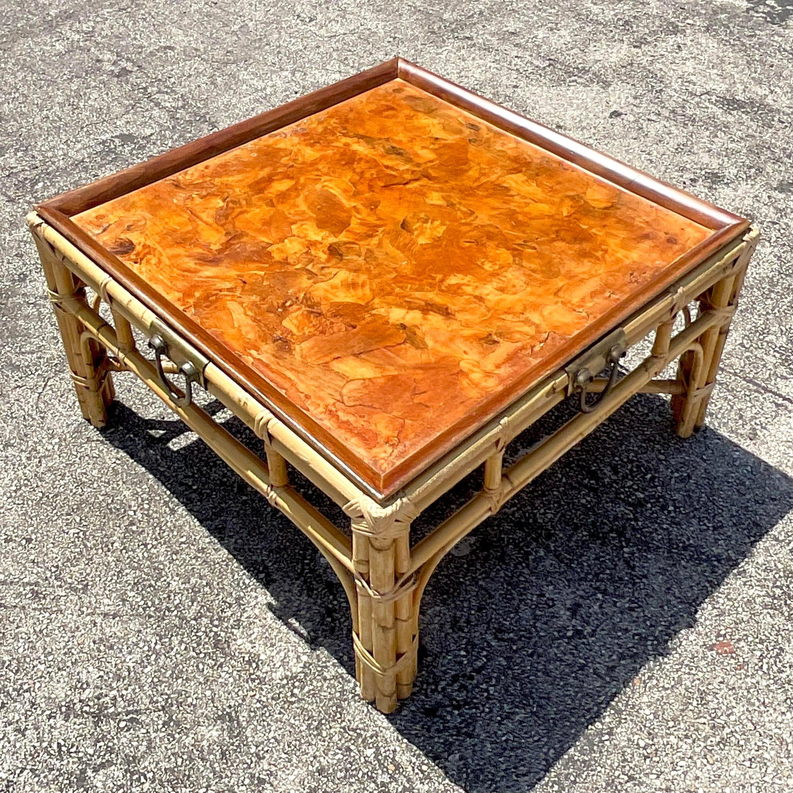 Laiton Table basse en rotin et bois de bourgogne italien de la fin du 20e siècle en vente