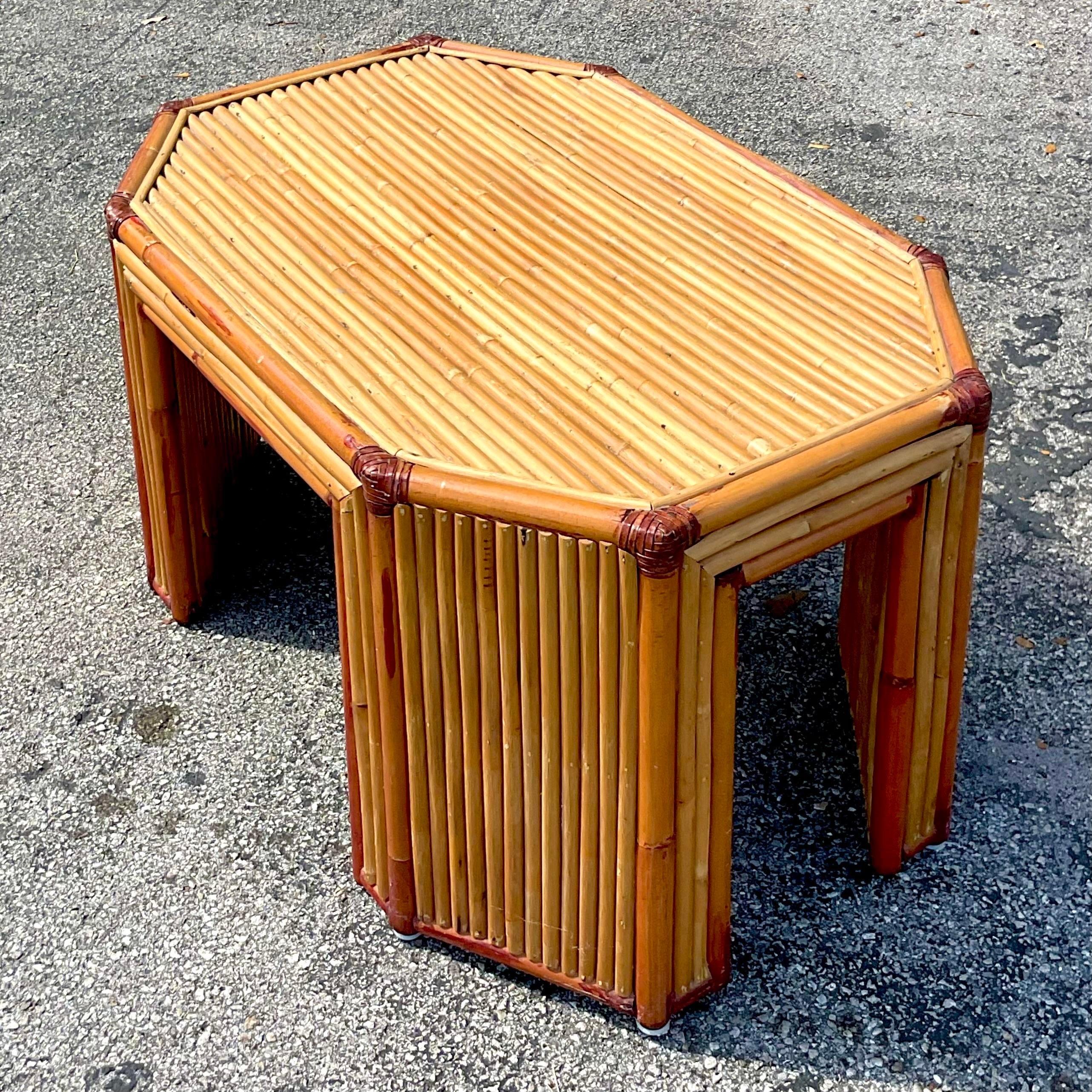 Table basse en rotin octogonale de style côtier de la fin du 20e siècle Bon état - En vente à west palm beach, FL