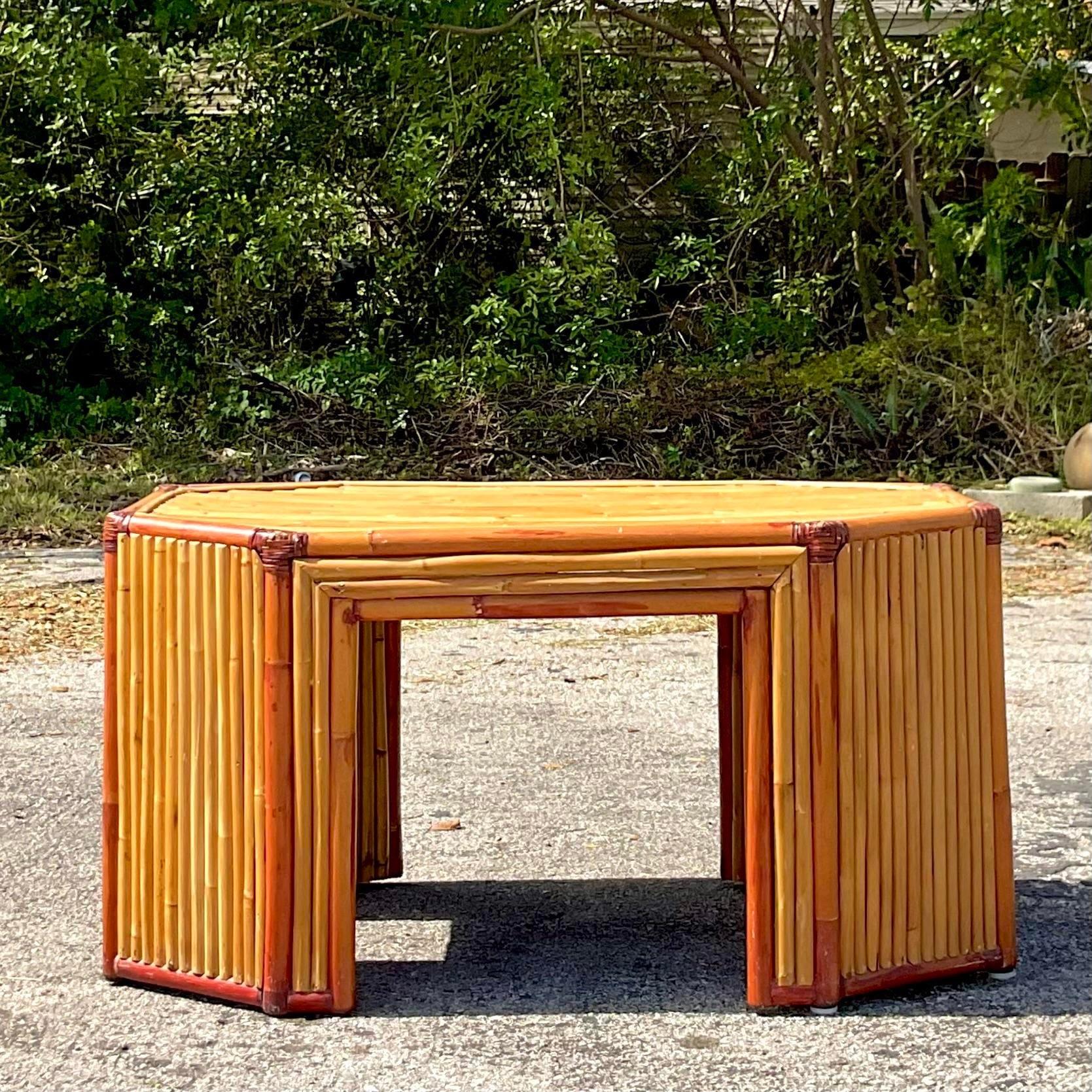 20ième siècle Table basse en rotin octogonale de style côtier de la fin du 20e siècle en vente
