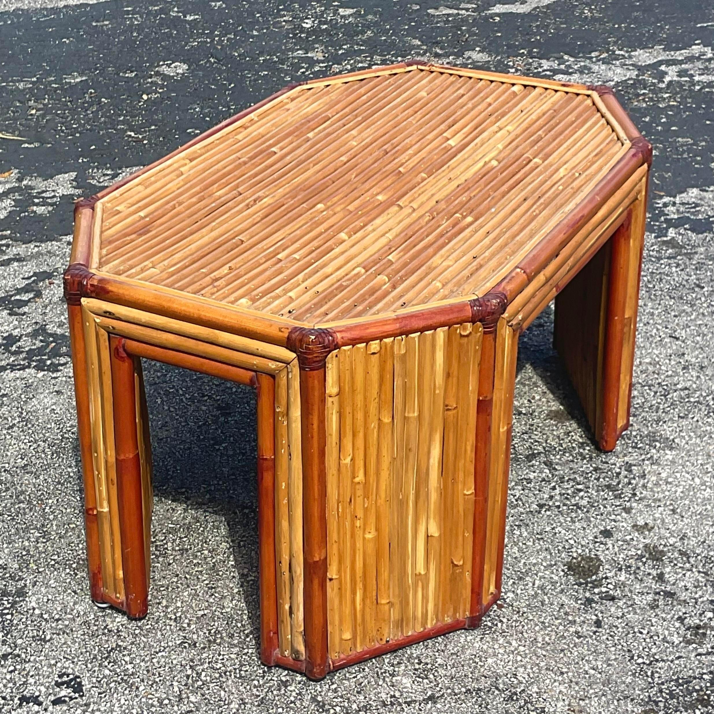 Rotin Table basse en rotin octogonale de style côtier de la fin du 20e siècle en vente
