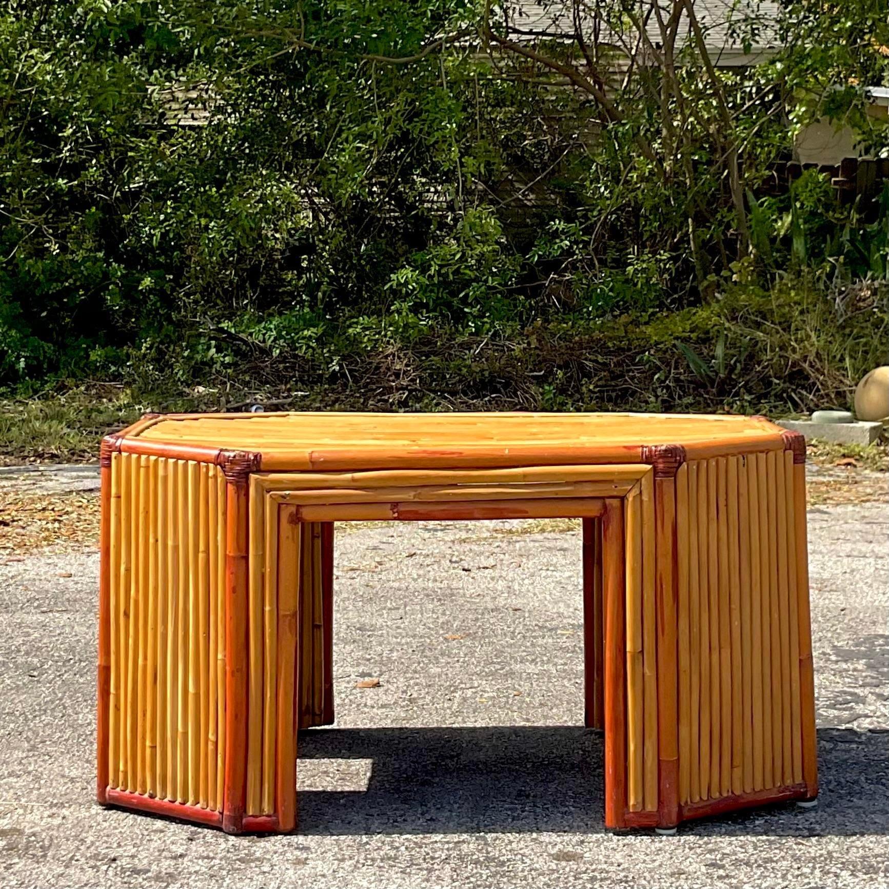 Table basse en rotin octogonale de style côtier de la fin du 20e siècle en vente 1