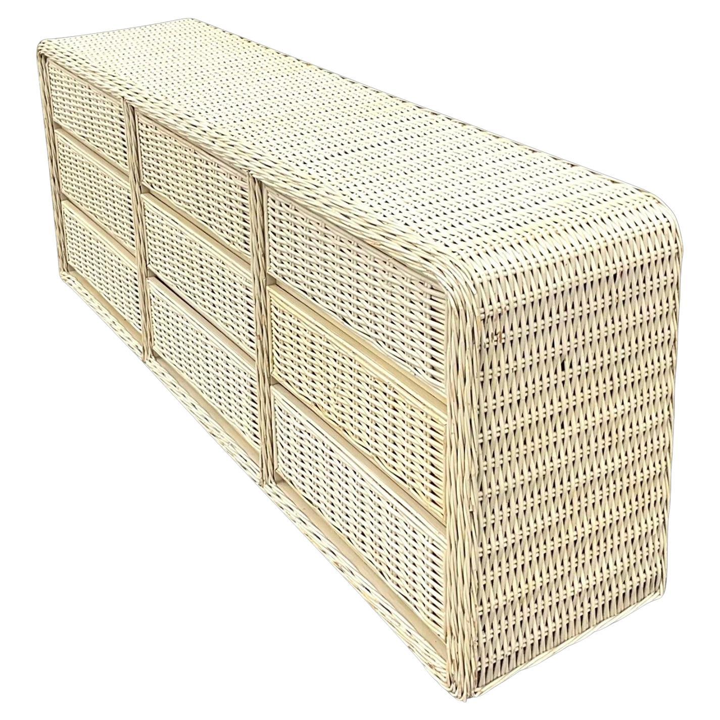 Fin du 20ème siècle Vintage Coastal Painted Woven Rattan Waterfall Dresser (commode cascade en rotin tressé) en vente