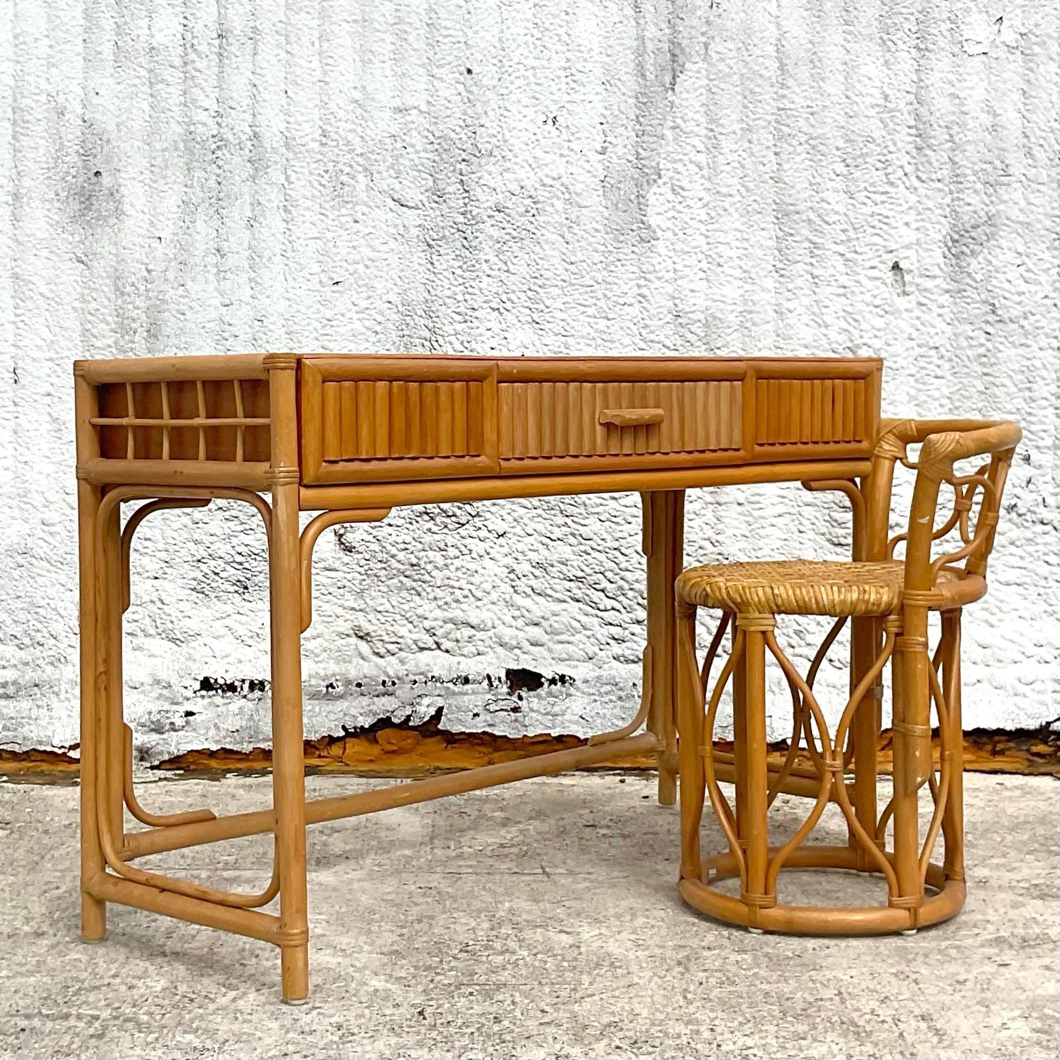 Set von 2 Vintage-Schreibtisch und Stuhl aus Rattan mit Coastal-Brezel aus dem späten 20. Jahrhundert im Zustand „Gut“ im Angebot in west palm beach, FL