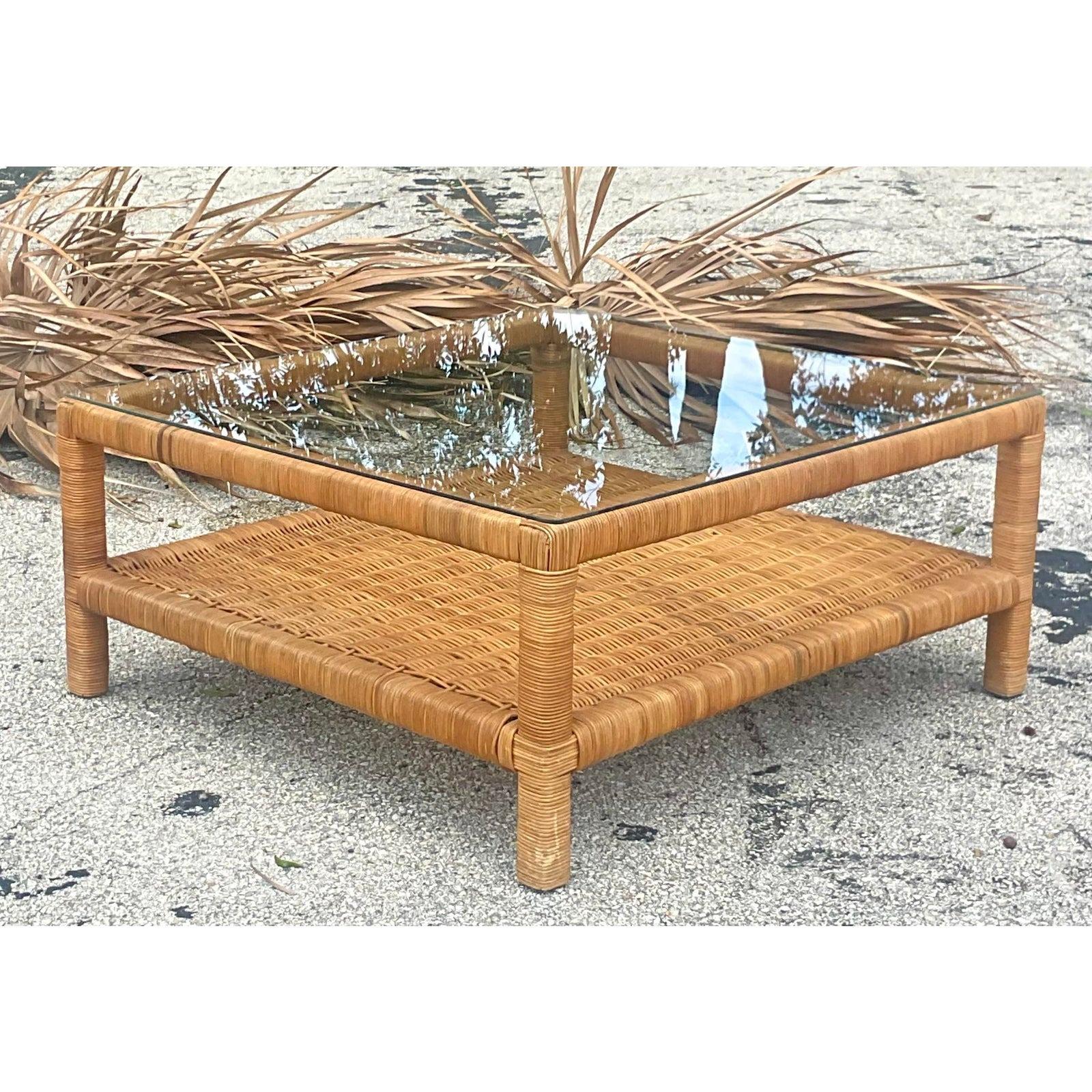 Table basse en rotin tissé de style côtier de la fin du 20e siècle Bon état - En vente à west palm beach, FL