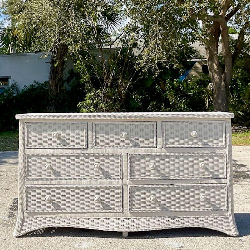 Une superbe commode côtière à sept tiroirs. Un rouleau de forme chic dans un meuble en rotin tressé. Il ajoutera à coup sûr une touche de charme à n'importe quel espace. Acquis d'une propriété de Palm Beach. 