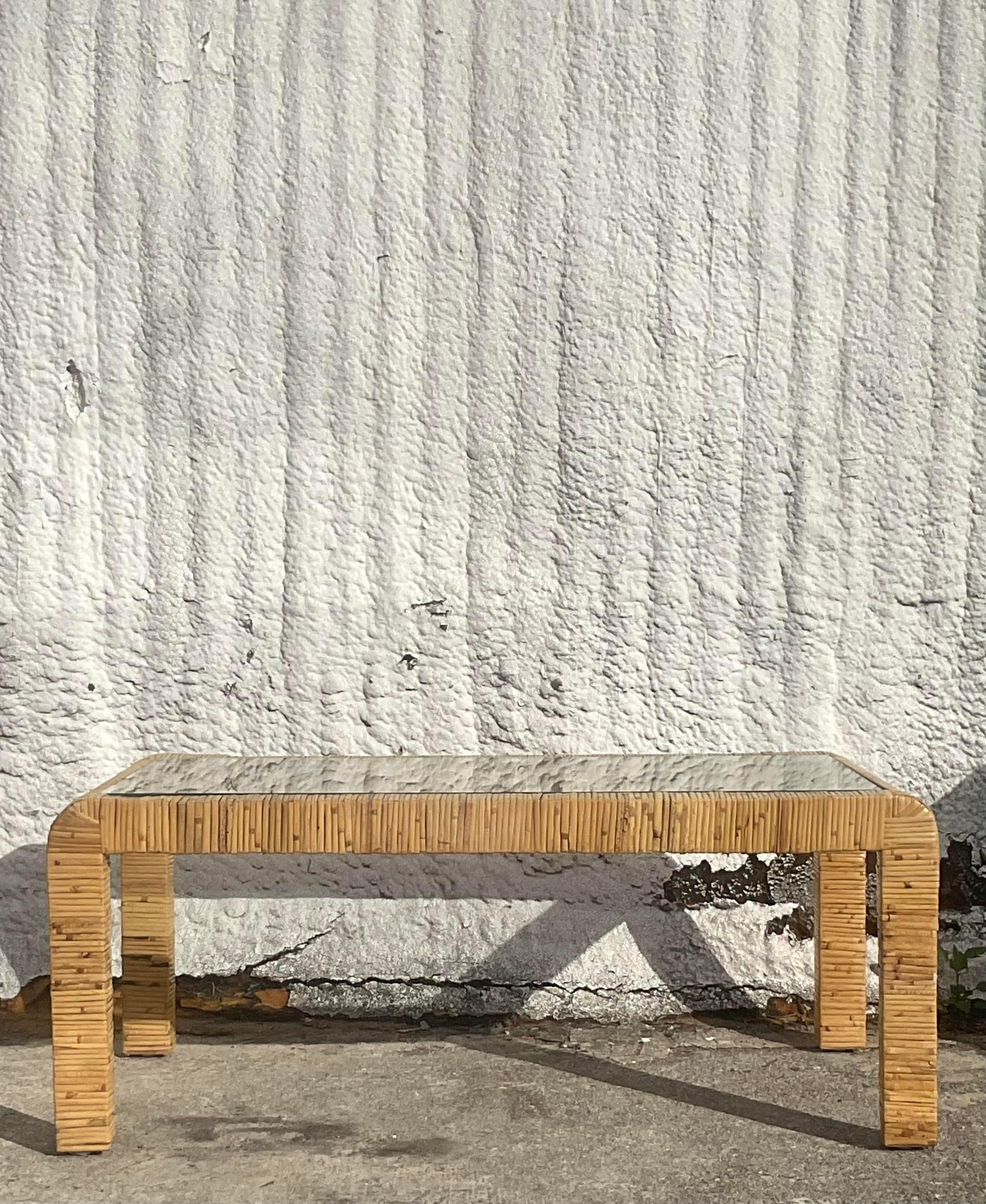 20ième siècle Table basse en rotin enveloppé de style côtier de la fin du 20e siècle en vente