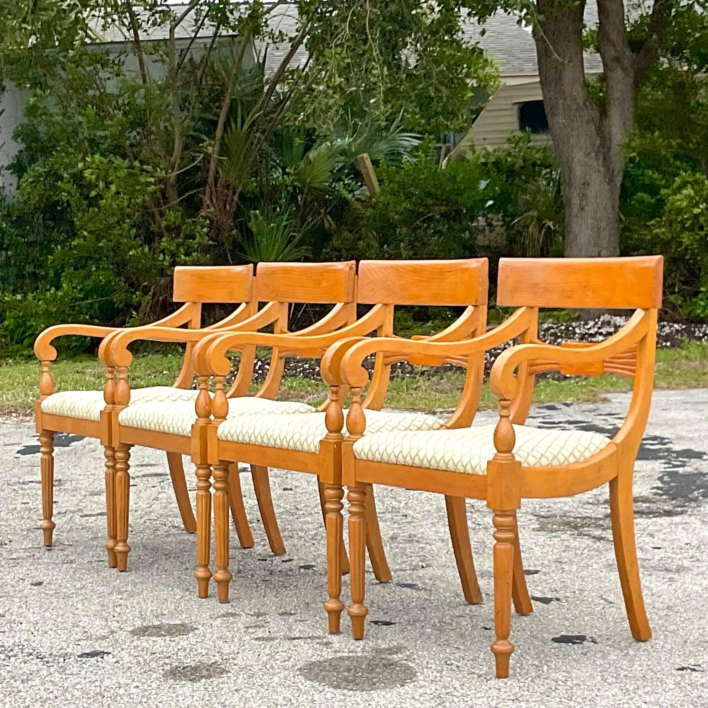Un fabuleux ensemble de quatre chaises de salle à manger Boho vintage. Fabriqué par le groupe emblématique Milling Road pour Baker Furniture. Étiqueté sous la chaise. Un style Klismos chic dans une finition chaude. Acquis d'une propriété de Palm