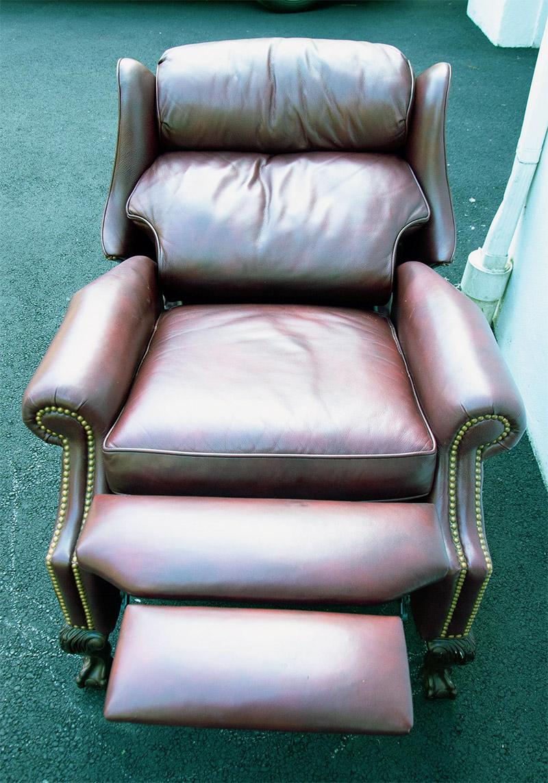 Late 20th Century Vintage Leather Recliner For Sale 2