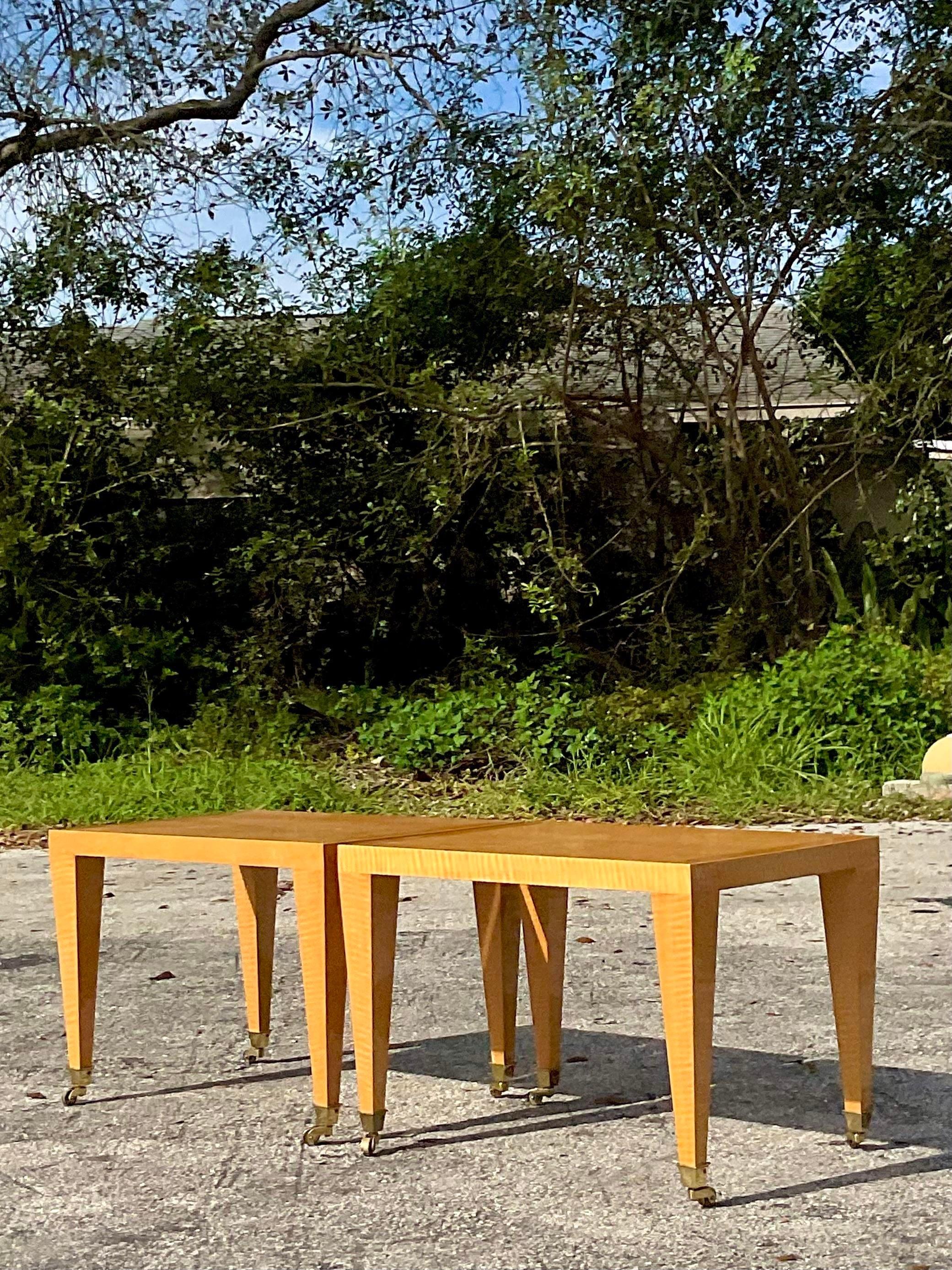 Paire de tables d'appoint vintage en bois de ronce. Un bois blond chic dans une forme postmoderne élégante. Embouts de roulettes en laiton. Acquis d'une propriété de Palm Beach.