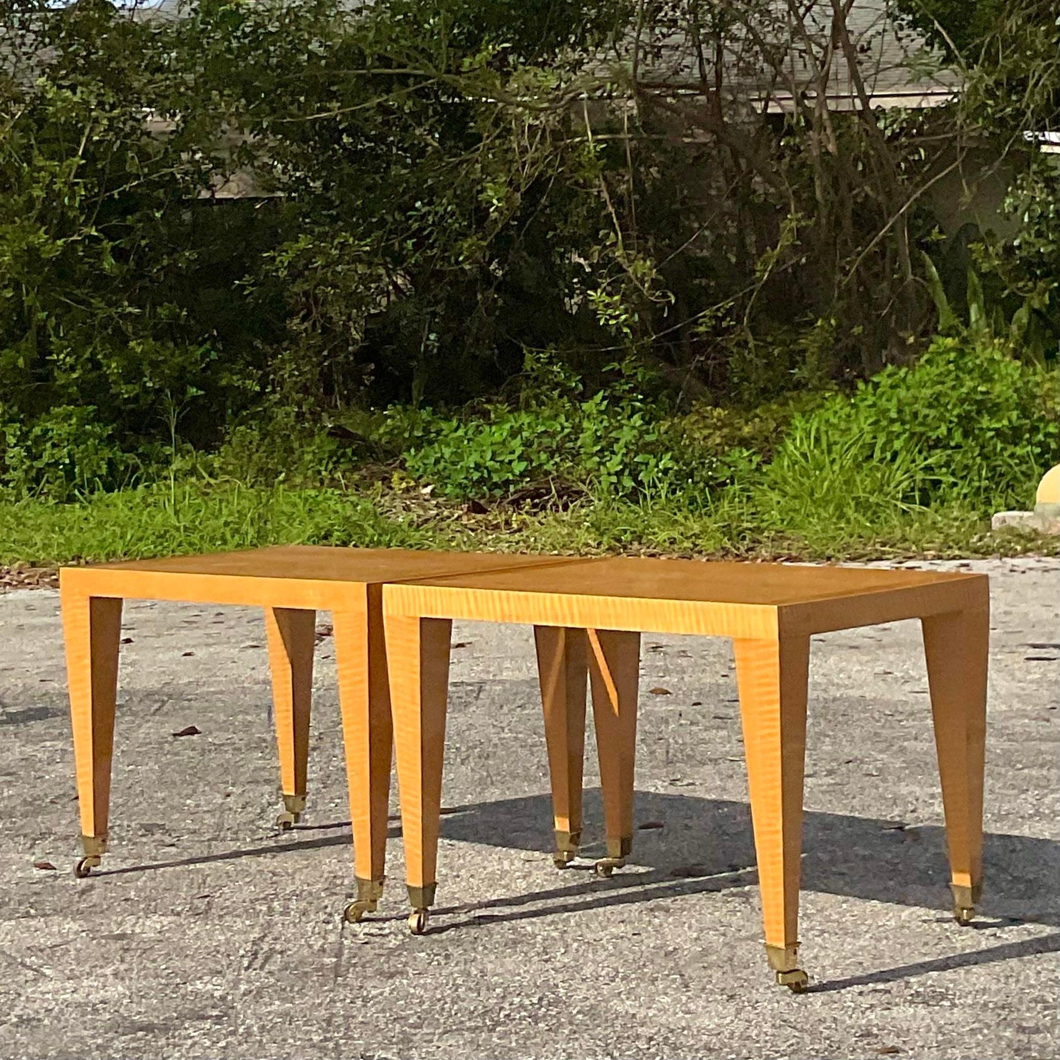 Postmoderne Paire de tables d'appoint en bois blond de ronce datant de la fin du 20e siècle et d'époque post-moderne en vente