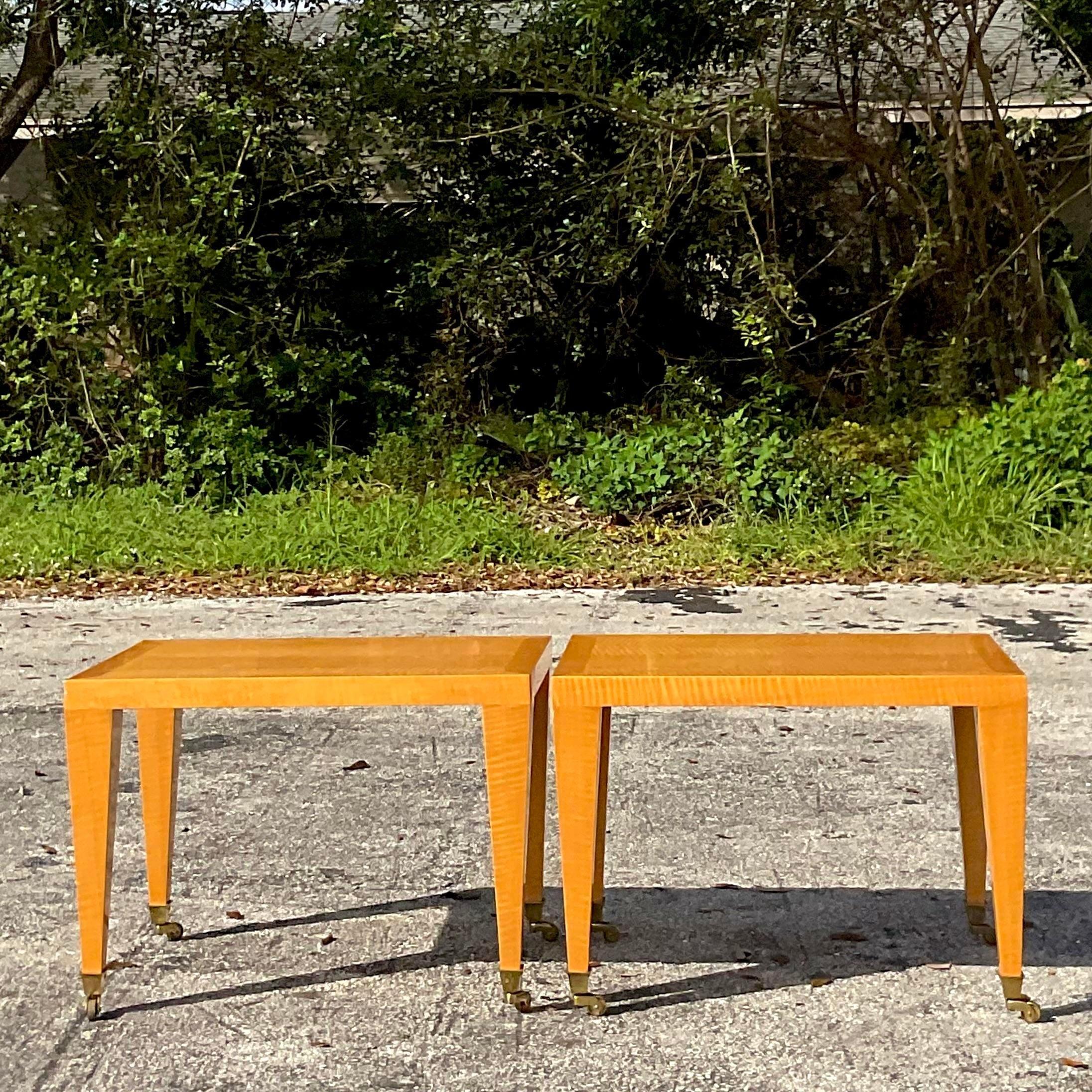 Américain Paire de tables d'appoint en bois blond de ronce datant de la fin du 20e siècle et d'époque post-moderne en vente