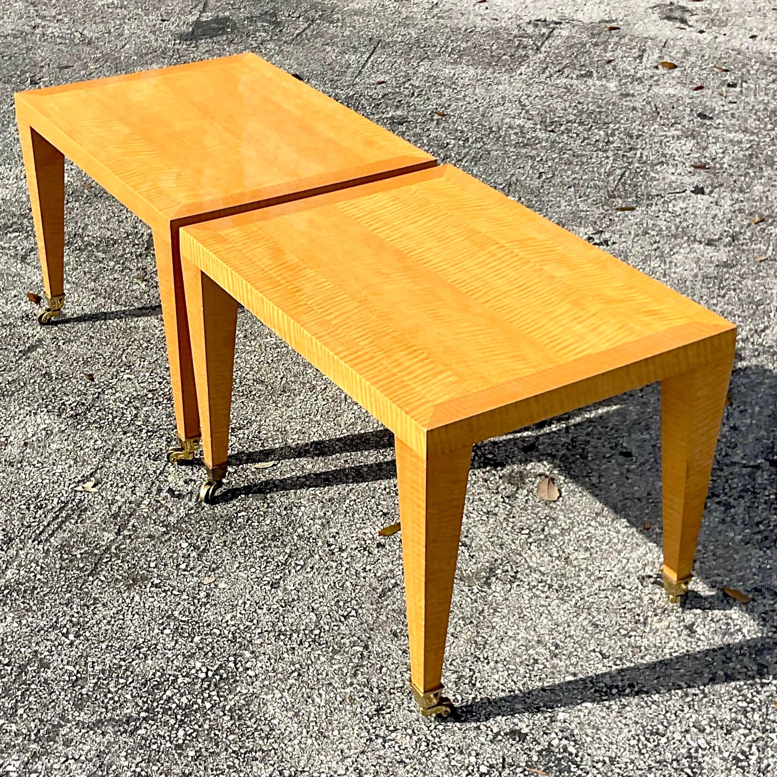 20ième siècle Paire de tables d'appoint en bois blond de ronce datant de la fin du 20e siècle et d'époque post-moderne en vente
