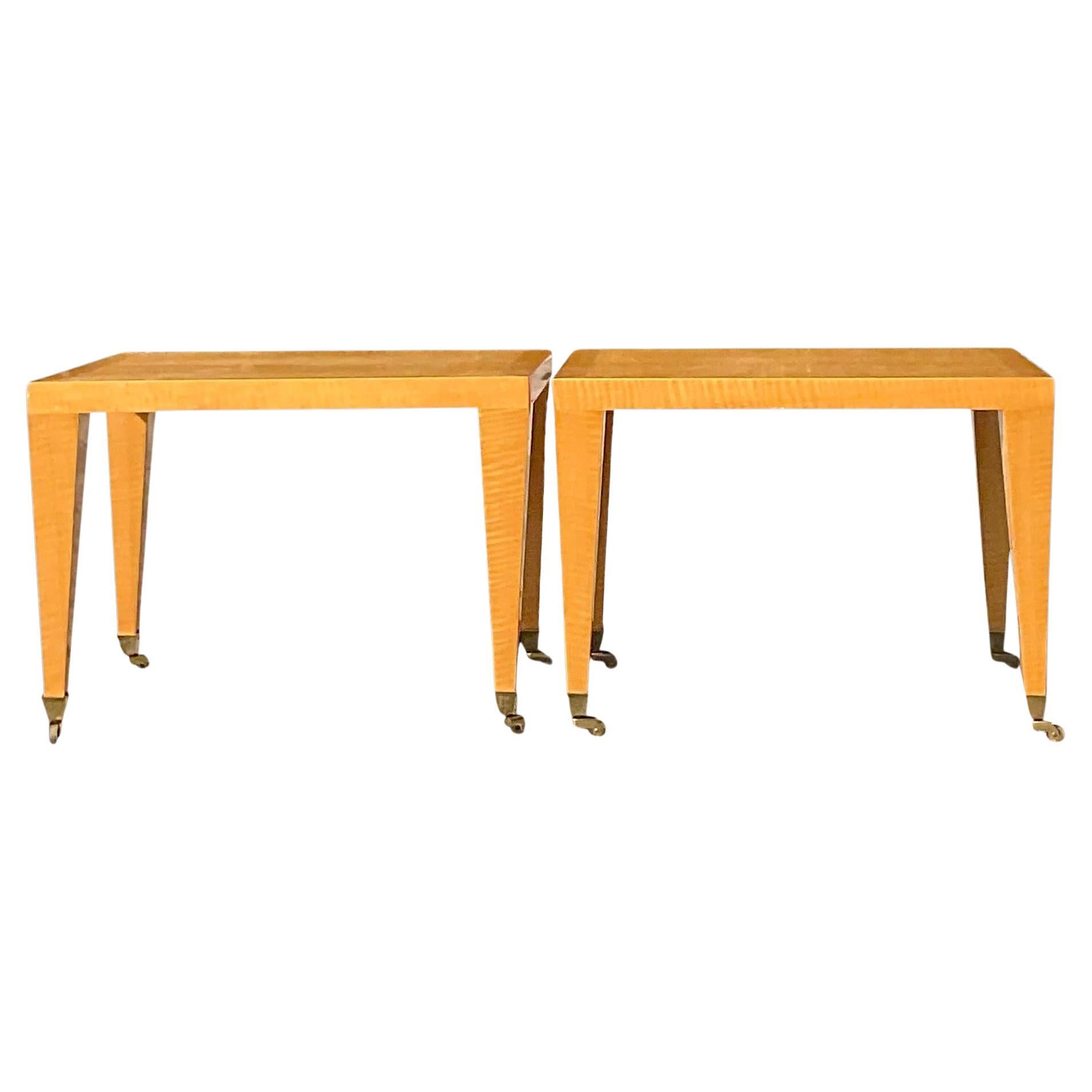 Paire de tables d'appoint en bois blond de ronce datant de la fin du 20e siècle et d'époque post-moderne