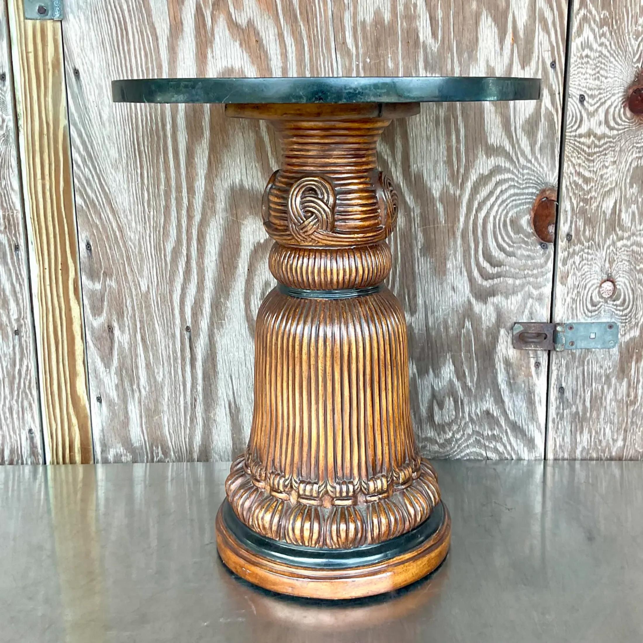 Une fabuleuse table d'appoint Regency vintage. Un design chic à pompons sculptés avec un dessus en pierre tessellée. Acquis d'une succession de Palm Beach