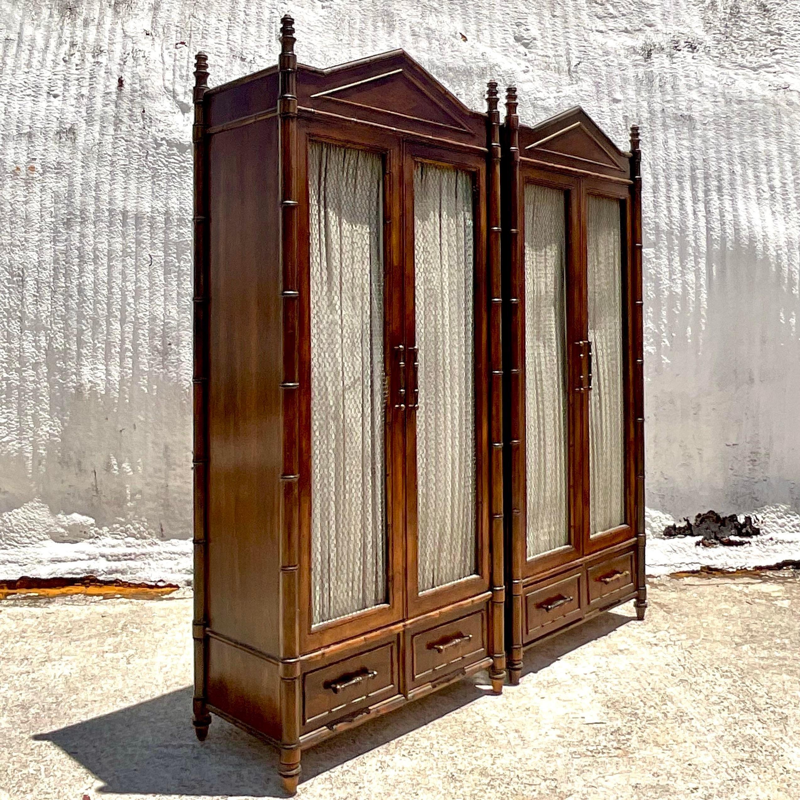 Ende des 20. Jahrhunderts Vintage Regency Jahrhundert geschnitzt Bambus Armoire - ein Paar (Metall)