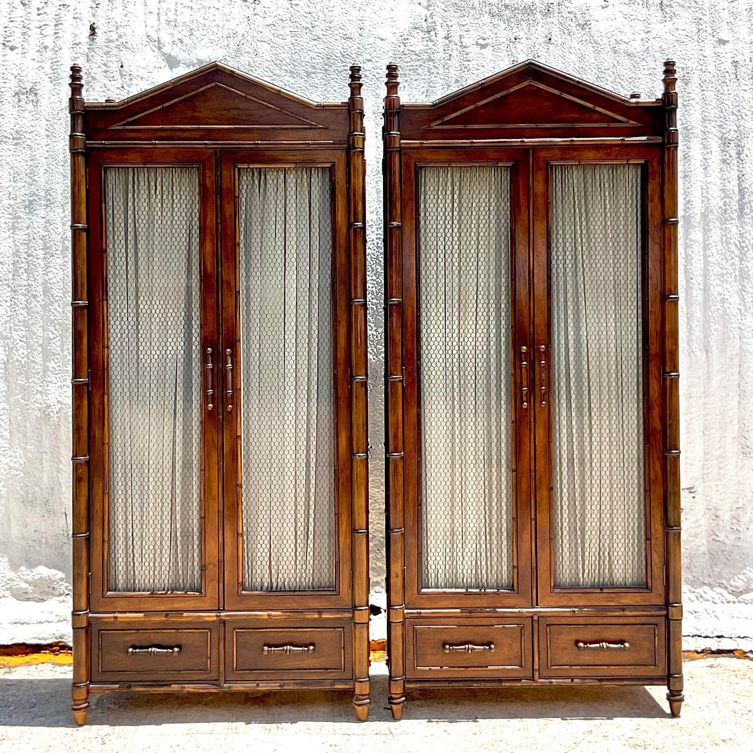 Ende des 20. Jahrhunderts Vintage Regency Jahrhundert geschnitzt Bambus Armoire - ein Paar 3