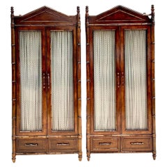 Ende des 20. Jahrhunderts Vintage Regency Jahrhundert geschnitzt Bambus Armoire - ein Paar