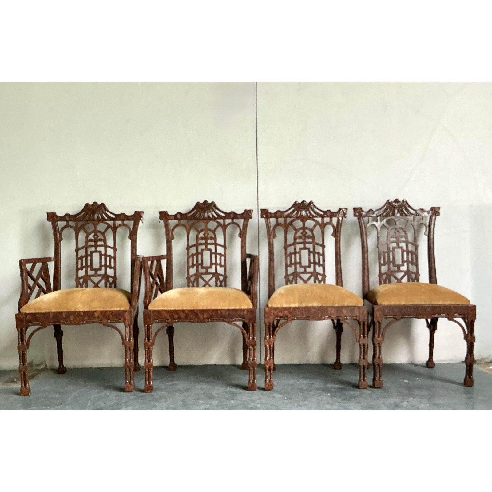 Retrouvez le glamour intemporel du design Chinoiserie avec cet ensemble exquis de quatre chaises de salle à manger vintage. Chaque chaise est une œuvre d'art, dotée d'une spectaculaire traverse de style pagode et d'un frettage complexe qui évoque