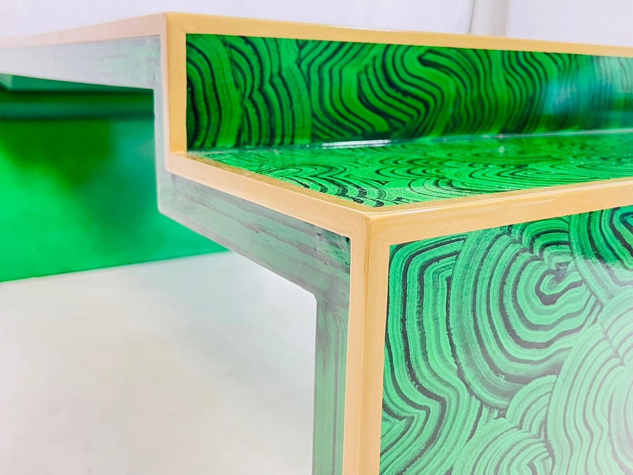Table basse à gradins en fausse malachite, Vintage Regency, fin du 20e siècle en vente 3
