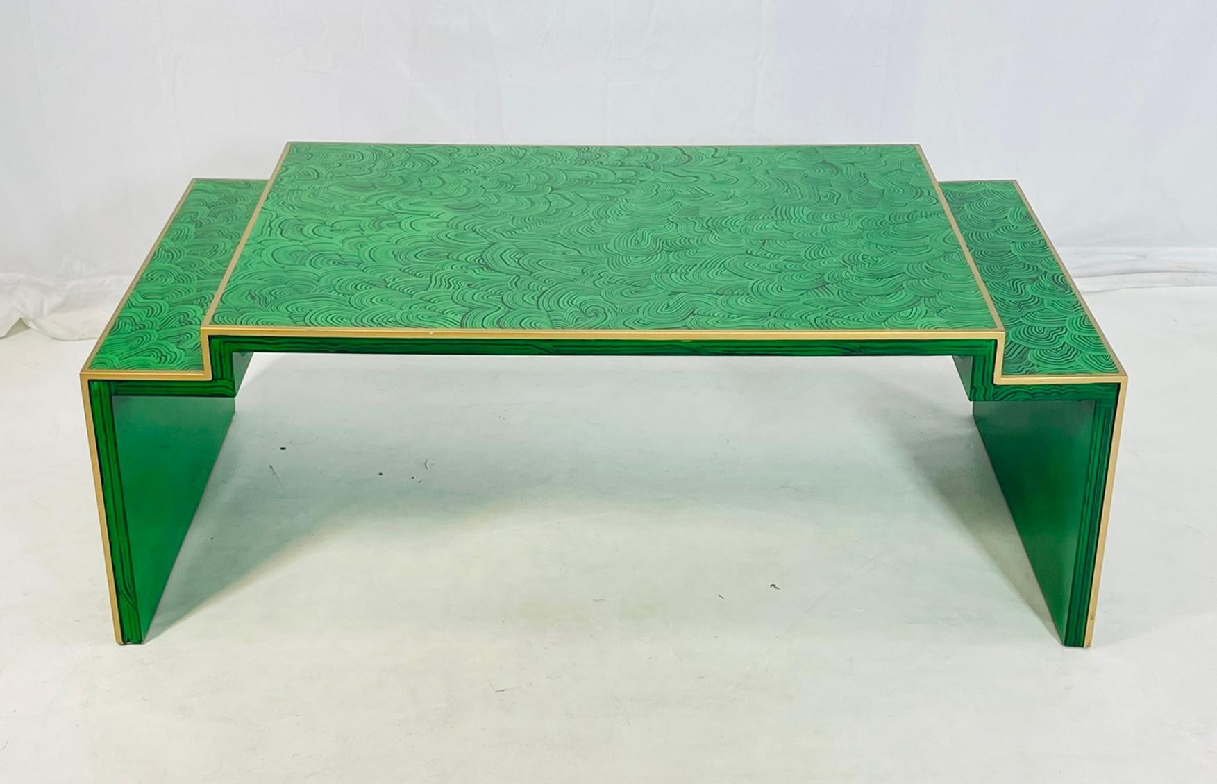 Introduisez une touche de sophistication royale dans votre espace de vie avec cette table basse à gradins en fausse malachite de style Vintage Regency. Fabriquée avec la finesse américaine, cette table présente des détails en fausse malachite et un